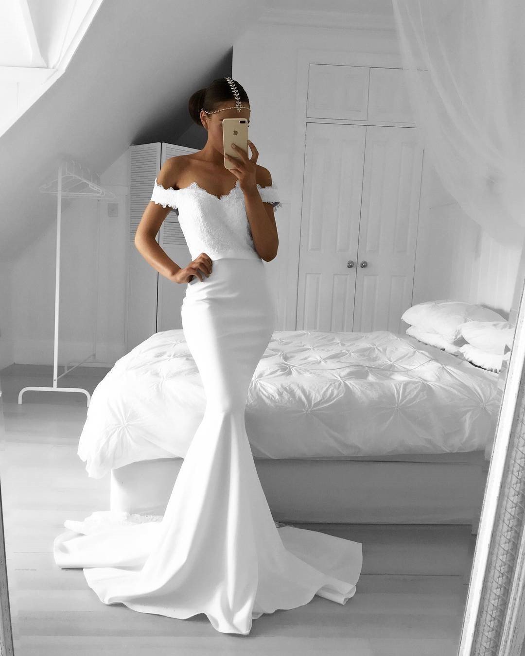 Off The Shoulder V-neck Long Mermaid Bridesmaid Dresses Lace Appliques