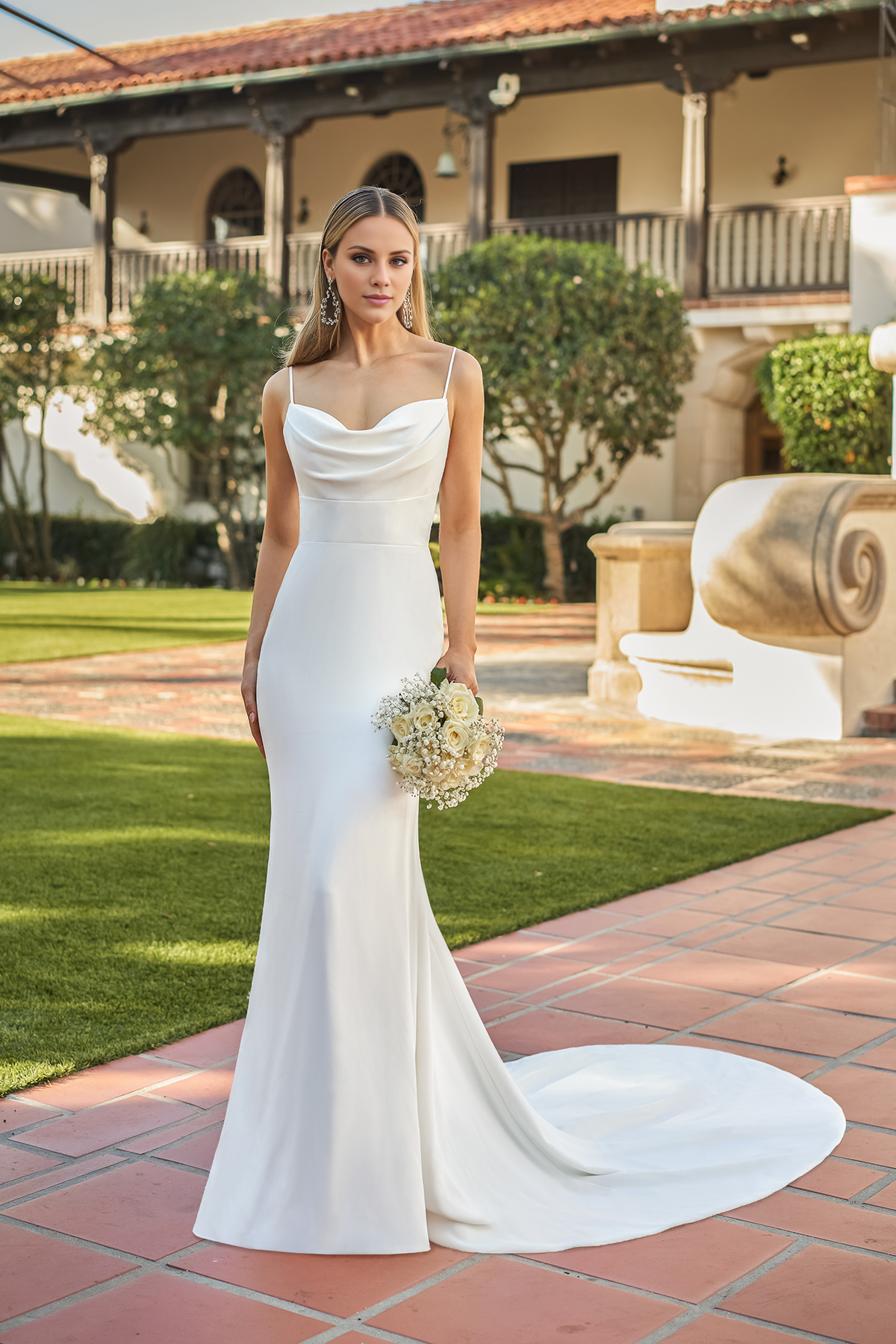 Heart shaped collar thin shoulder strap slim fit speaker and floor length wedding dress