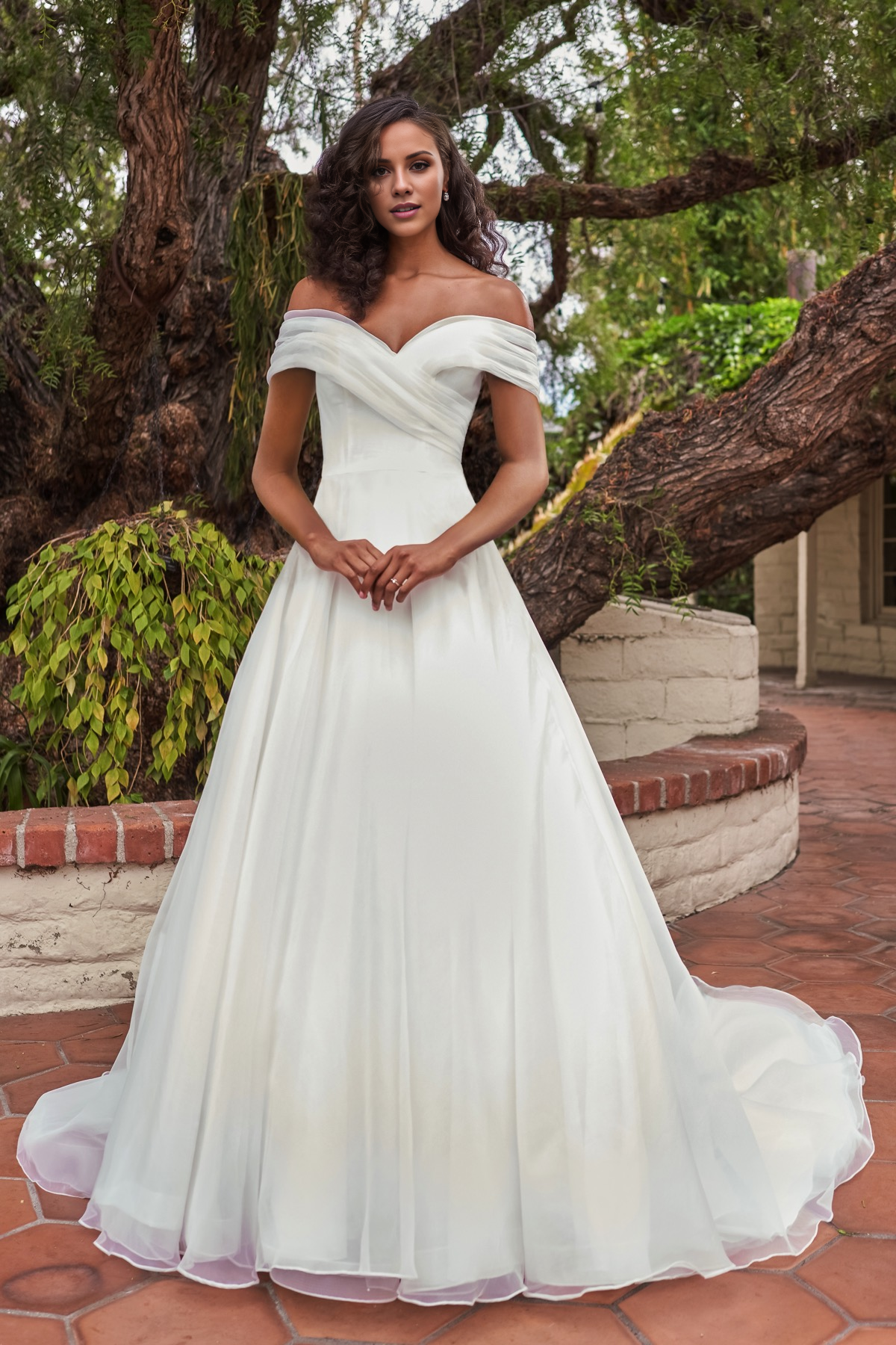 V-neckline slim waistline sheer and floor length wedding dress