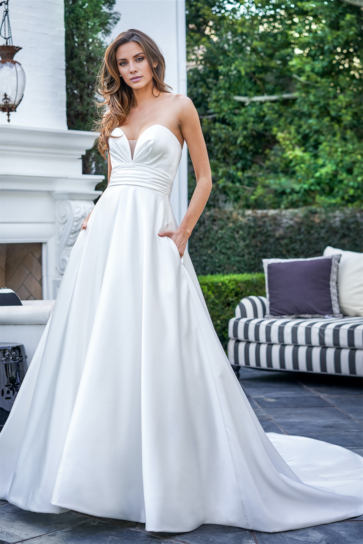Satin A-line skirt heart-shaped neckline pleated waistband wedding dress