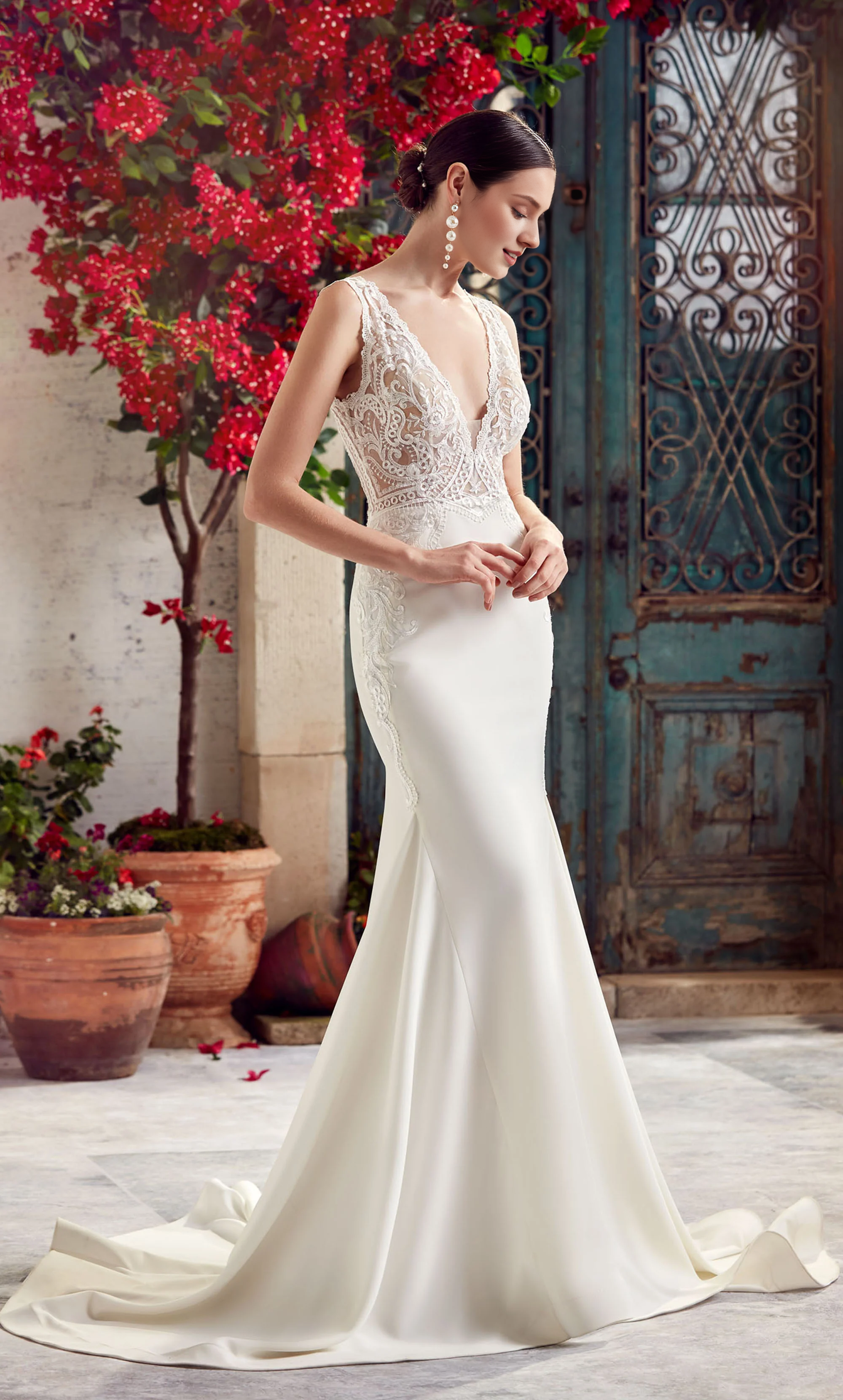 Deep V-neck fits snugly horn shaped V-shaped back wedding dresses