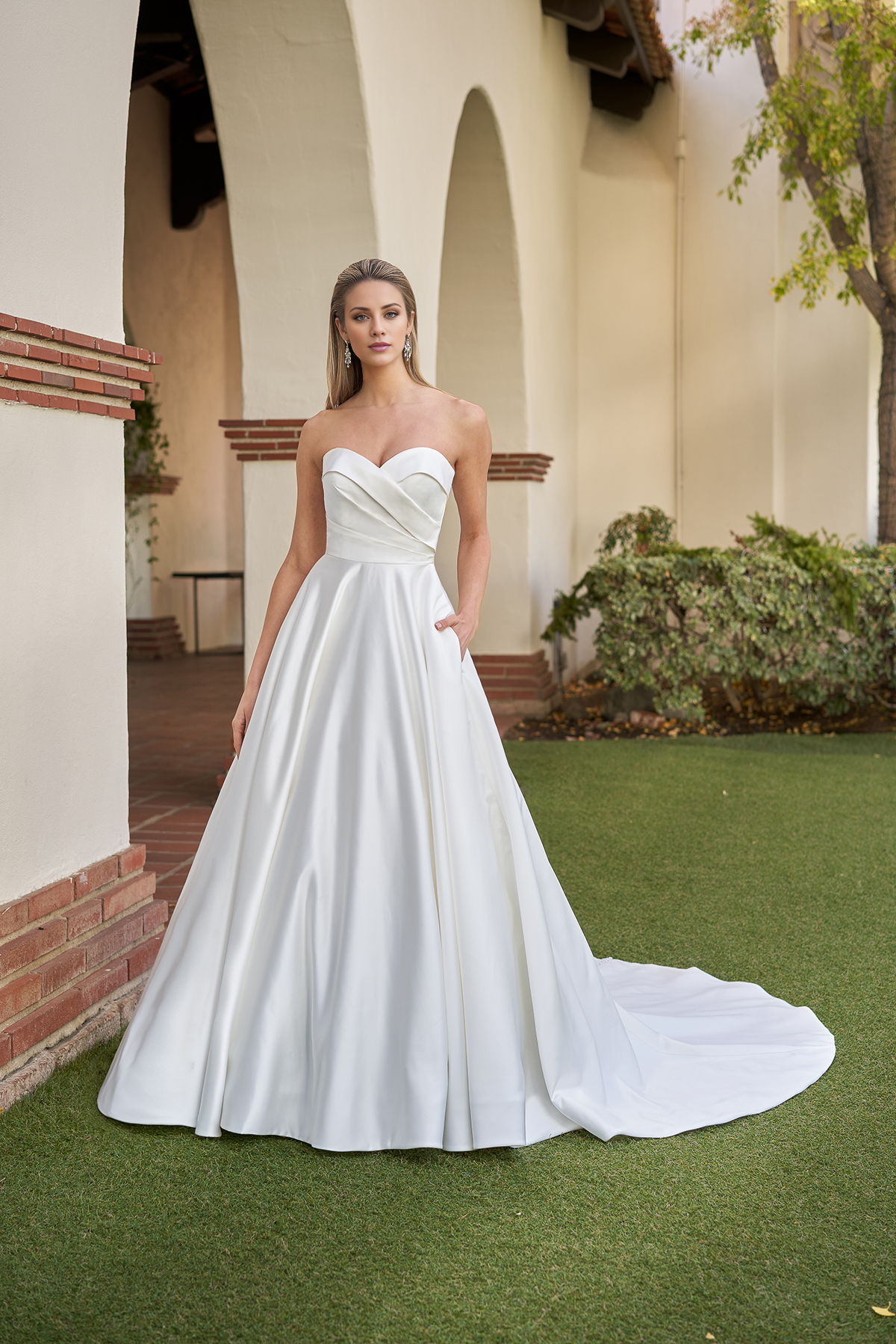 A-line satin strapless collar and floor length wedding dress