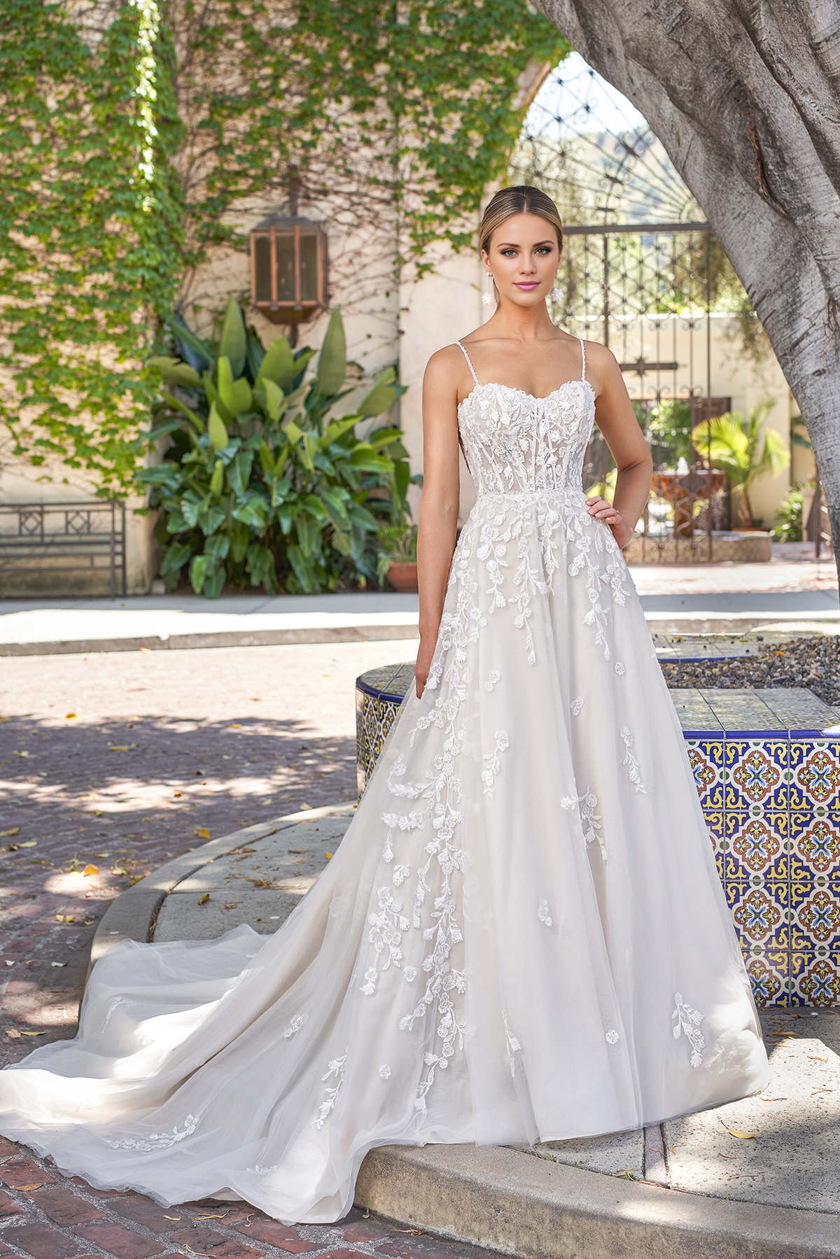A-line embroidered lace heart-shaped collar handmade beaded thin shoulder strap and floor length wedding dress