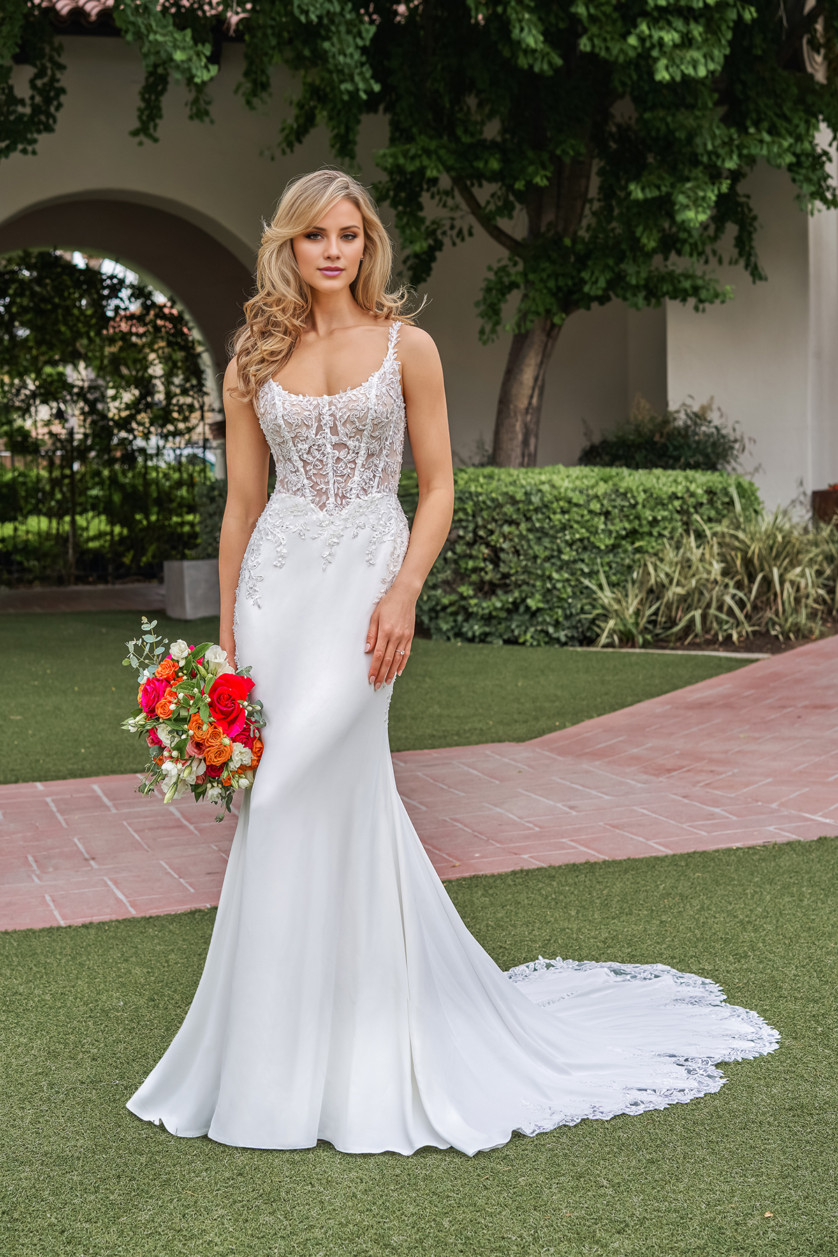 Low round neck fan-shaped lace fitted horn and floor length wedding dress