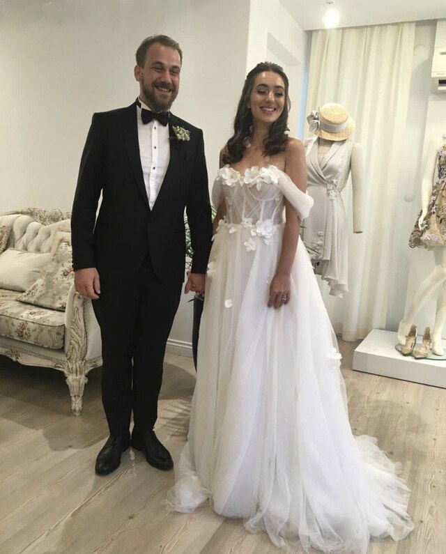 3D Flowers Beach Tulle Off the Shoulder Wedding Dress