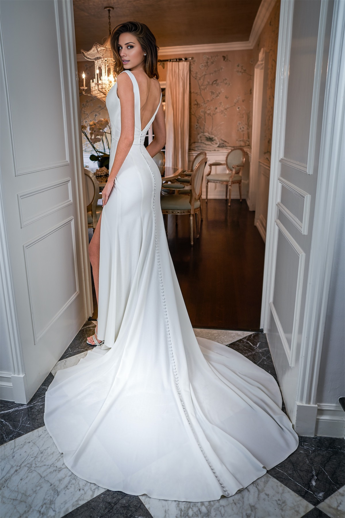 Exquisite slim fit crepe horn V-shaped vest asymmetric hanging wedding dress
