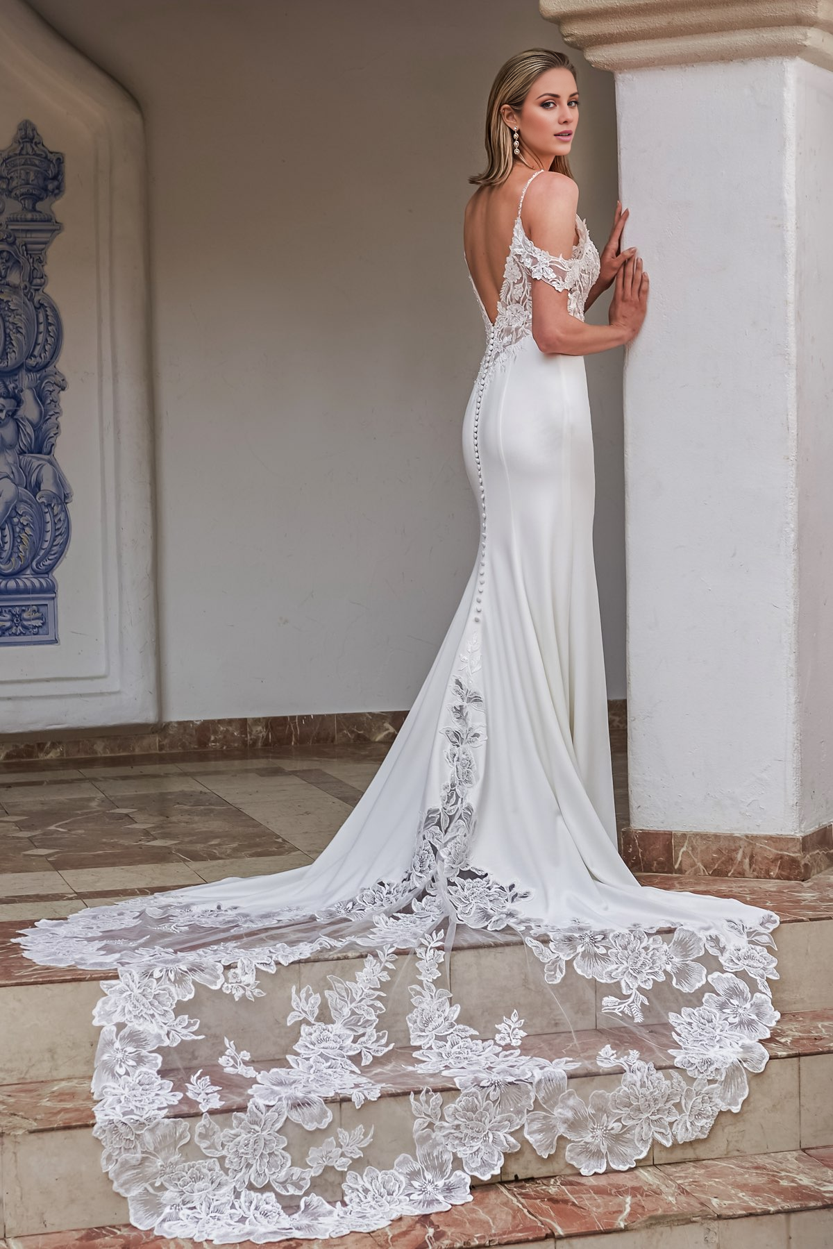 Deep V-neck handmade bead shoulder strap slim fit horn and floor length wedding dress