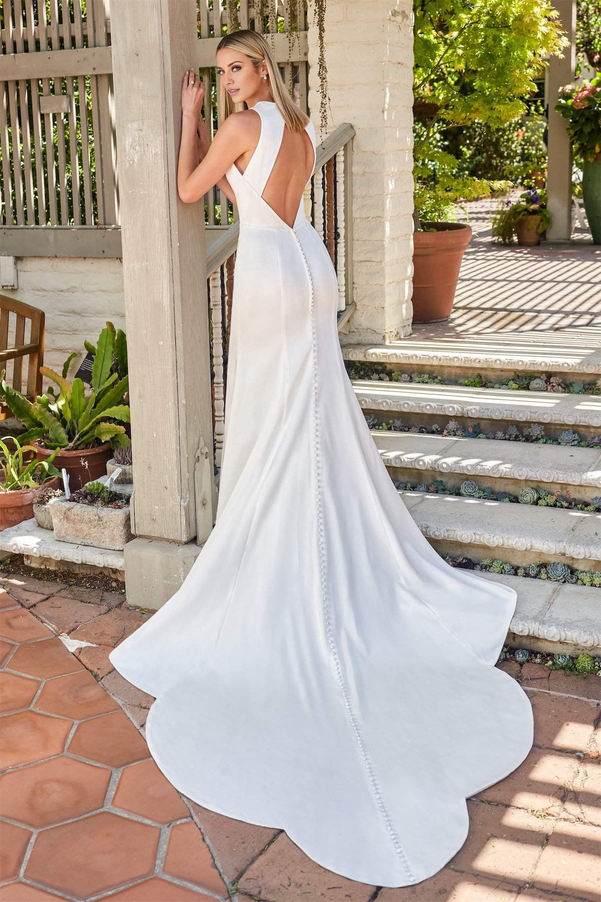 Satin hanging neck collar with fitted horn and floor length wedding dress