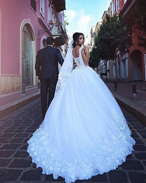 Tulle V-Neck Lace Appliques Ball Gown Beaded Wedding Dresses