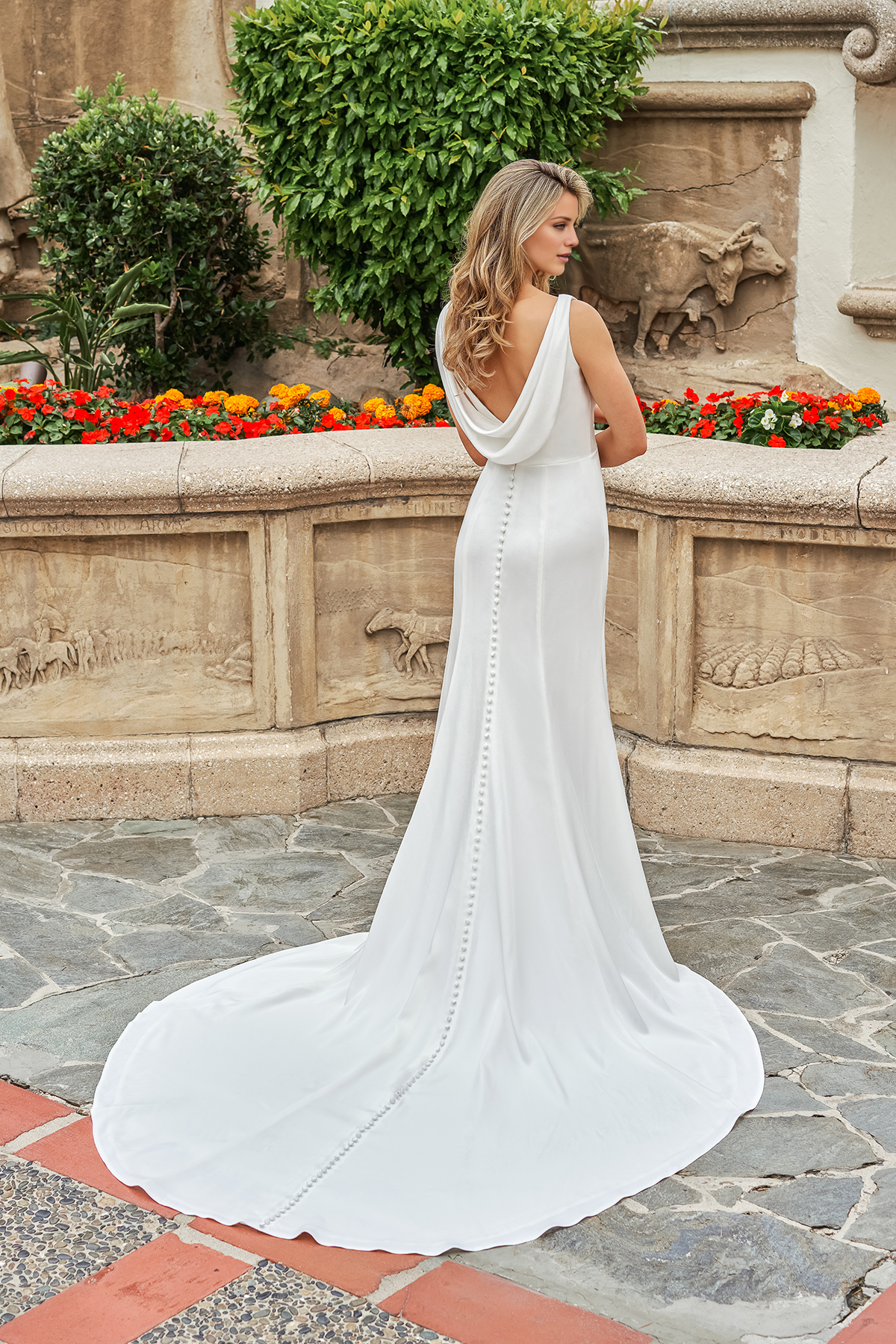 V-neck hood with satin fitting horn and floor length wedding dress