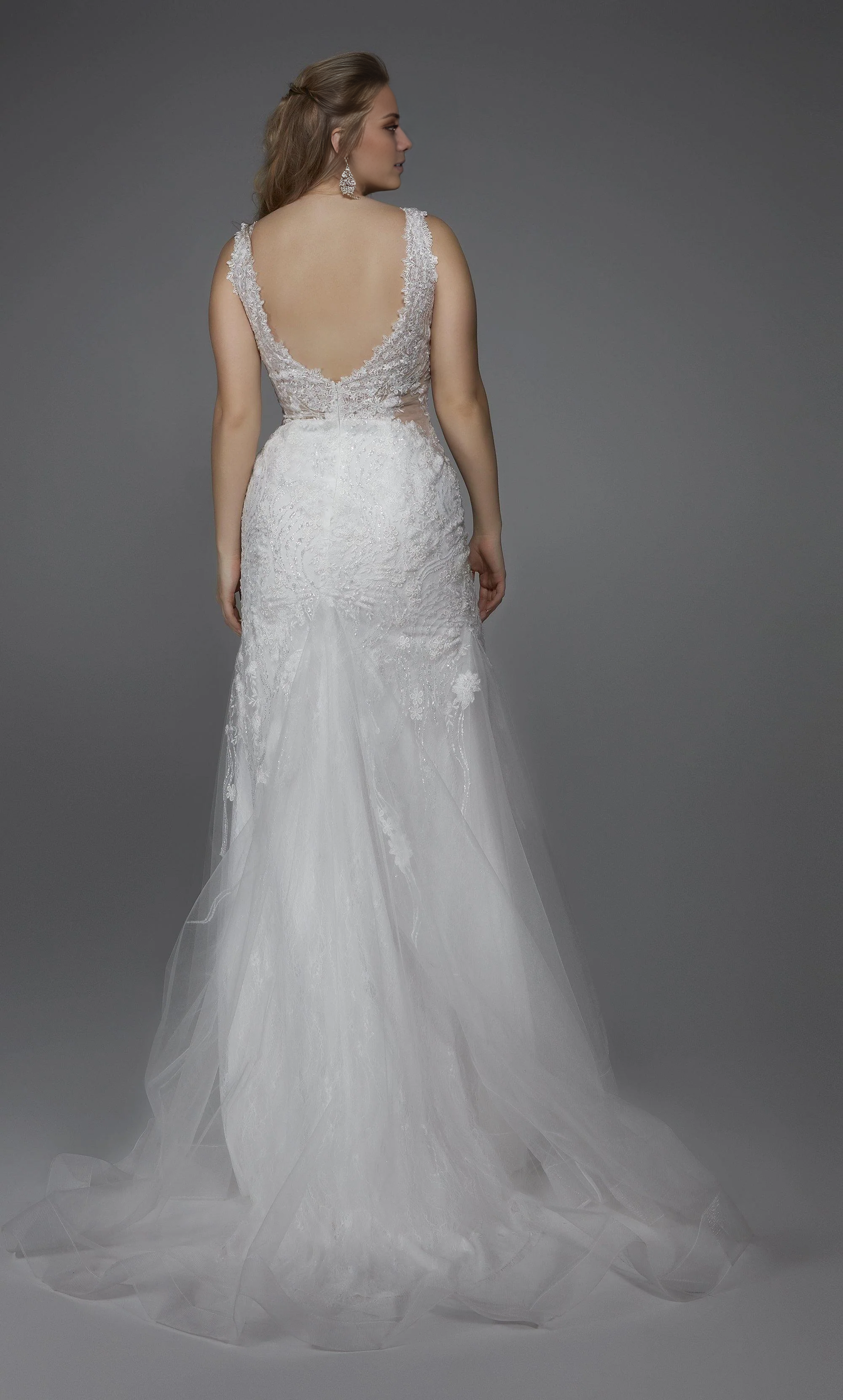 Lace V-neck slim fit trumpet shaped V-back wedding dress