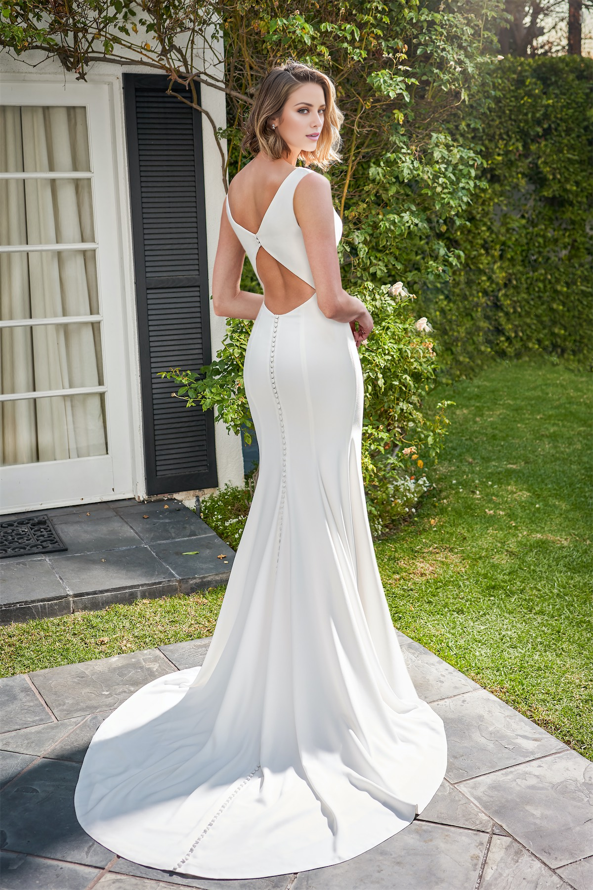 Soft crepe slim fit horn asymmetric hanging wedding dress