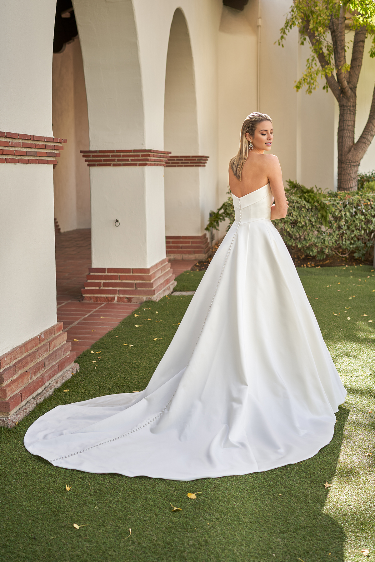 A-line satin strapless collar and floor length wedding dress
