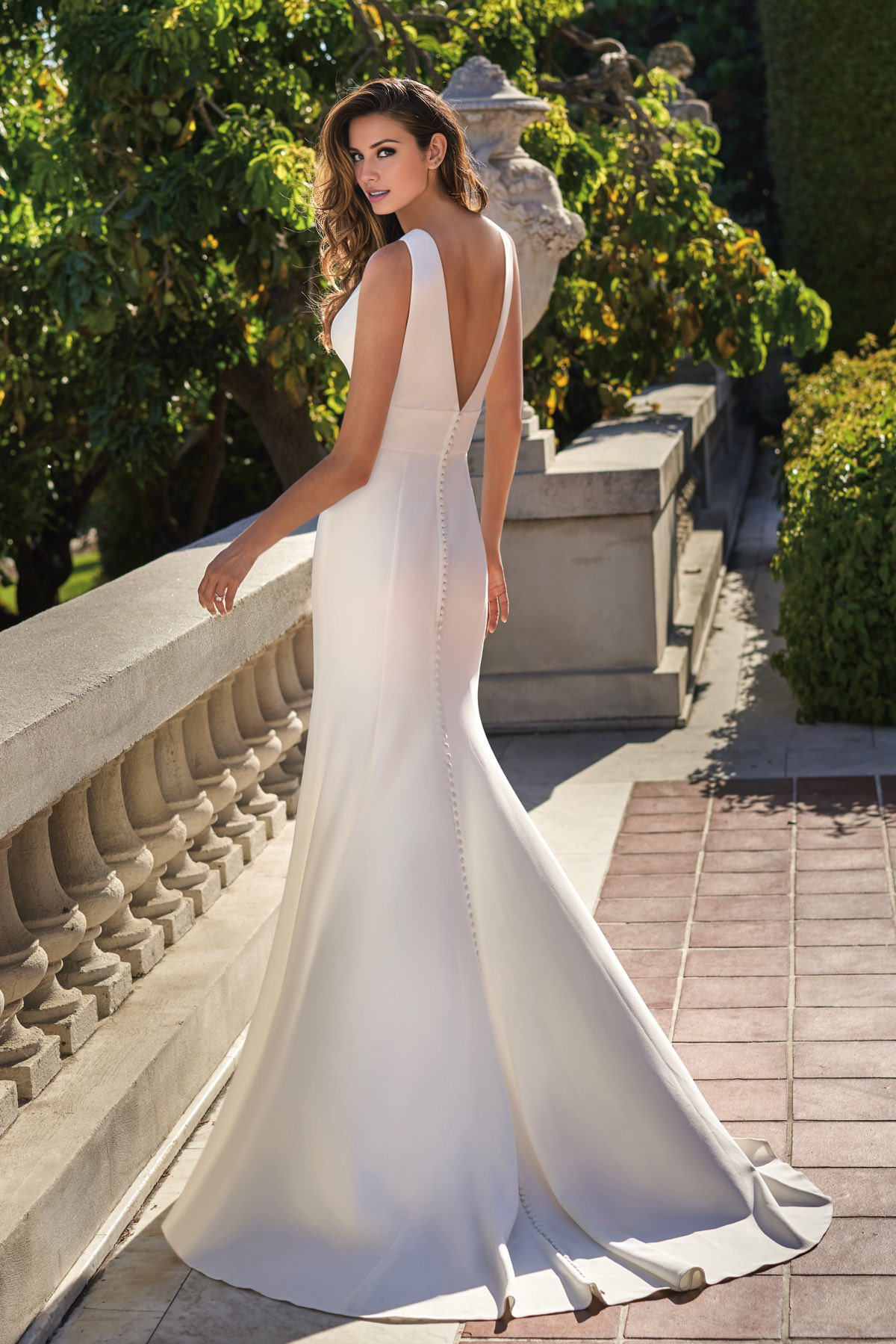 Deep V-neck high waist no horizontal fit horn and floor length wedding dress