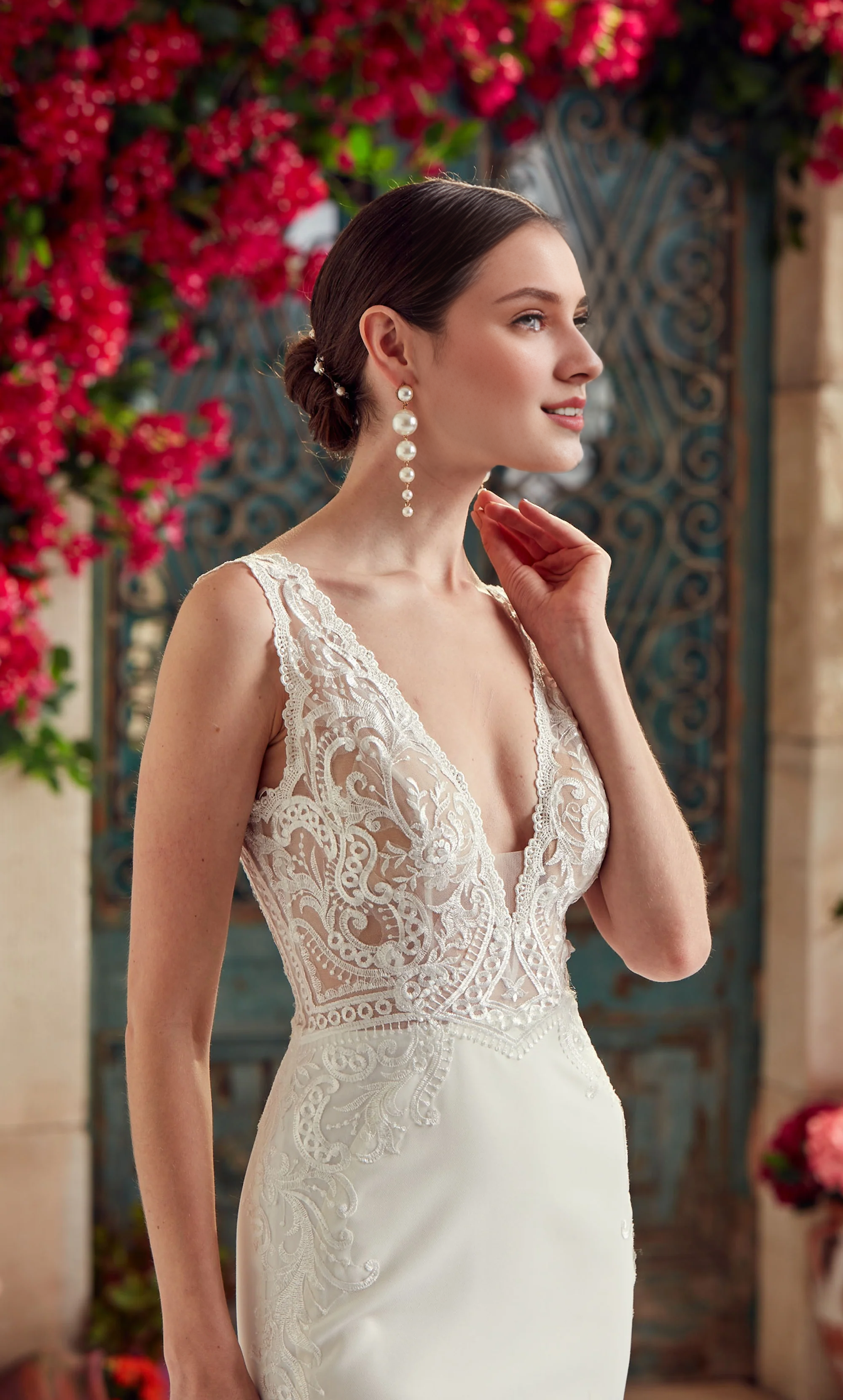 Deep V-neck fits snugly horn shaped V-shaped back wedding dresses