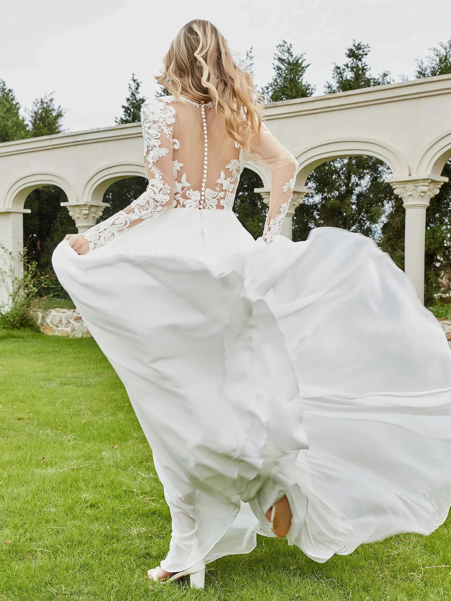 Deep V-neck button church trailing wedding dress