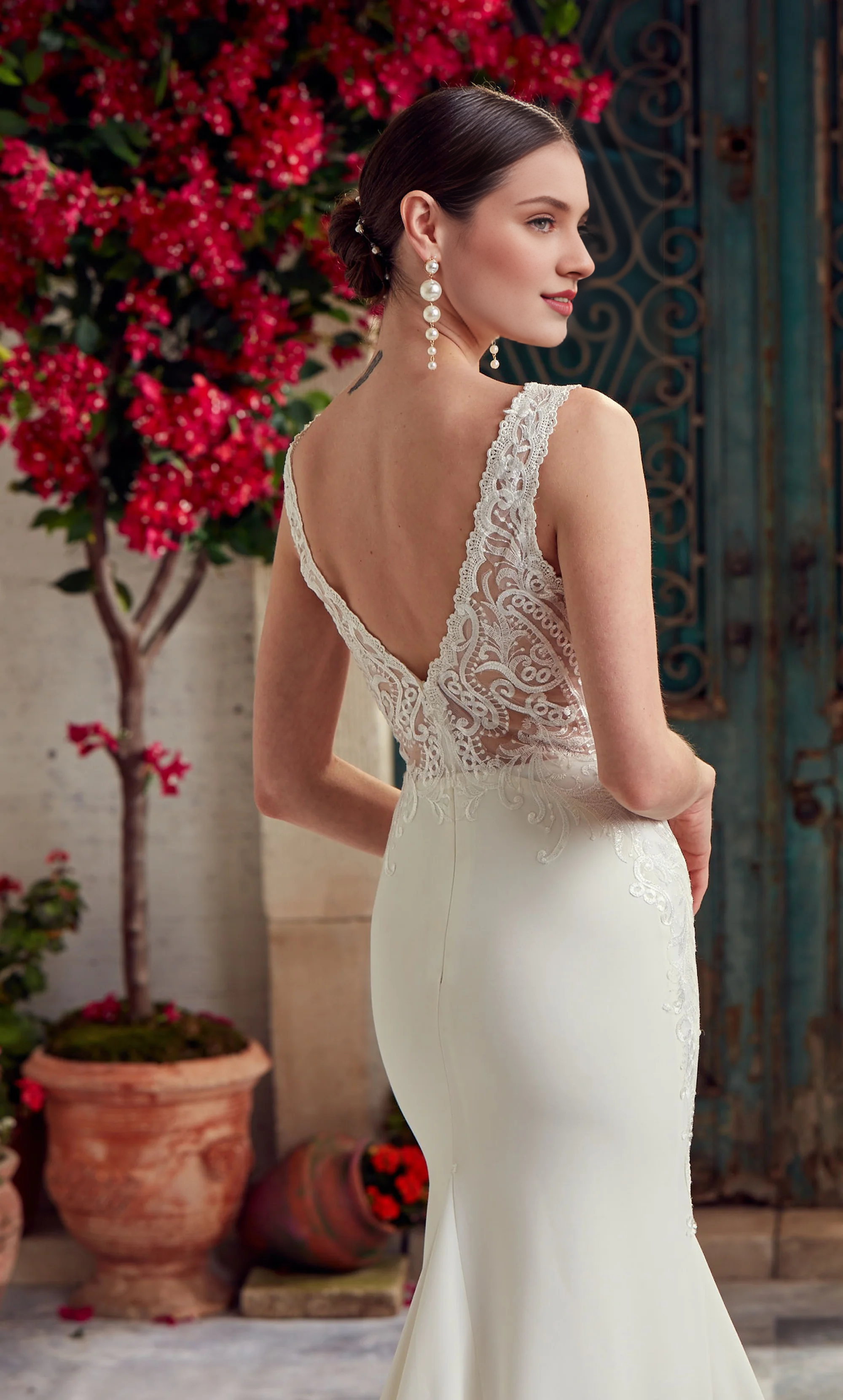 Deep V-neck fits snugly horn shaped V-shaped back wedding dresses