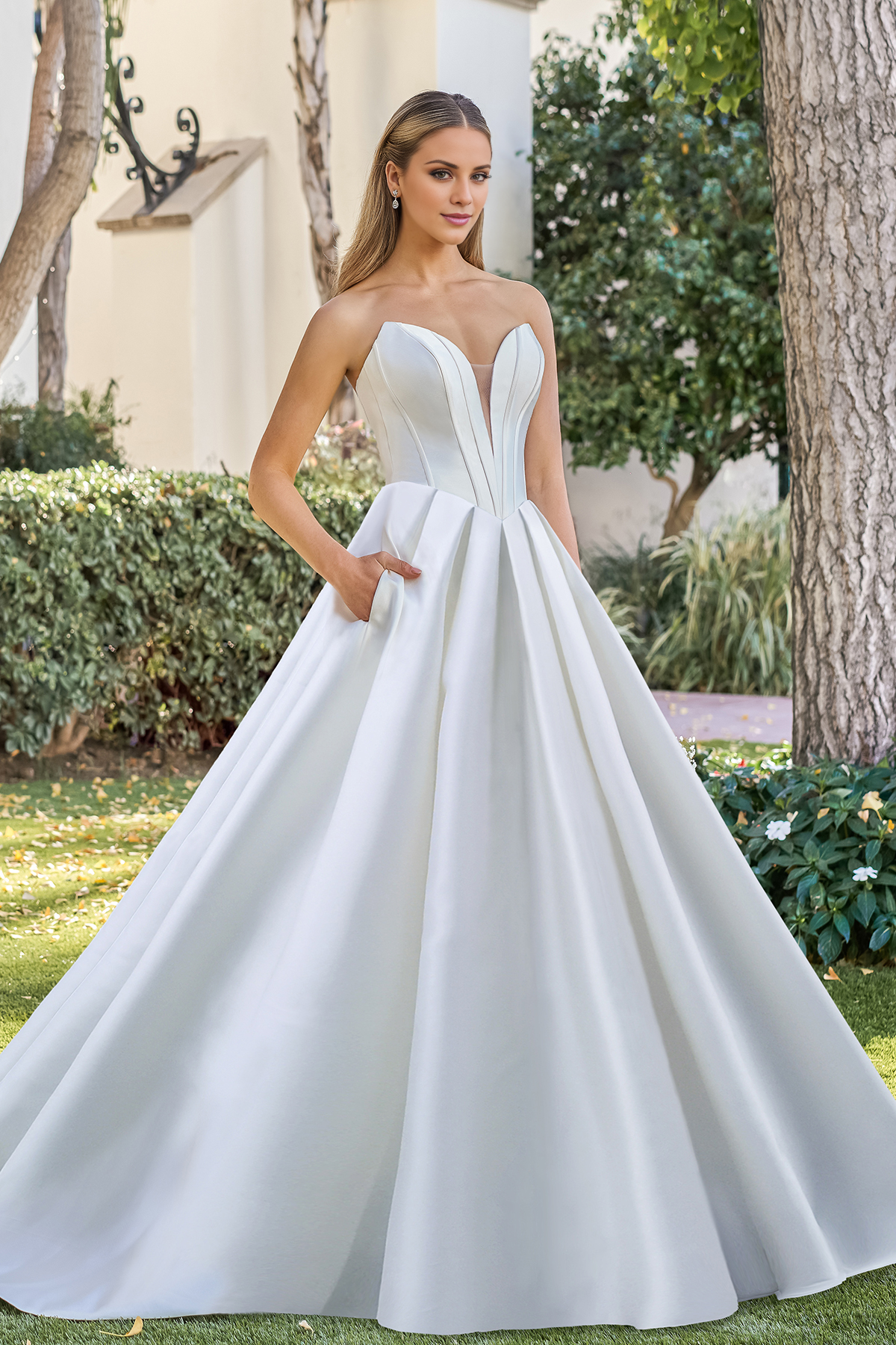 A-shaped heart-shaped neckline tight corset and floor length wedding dress