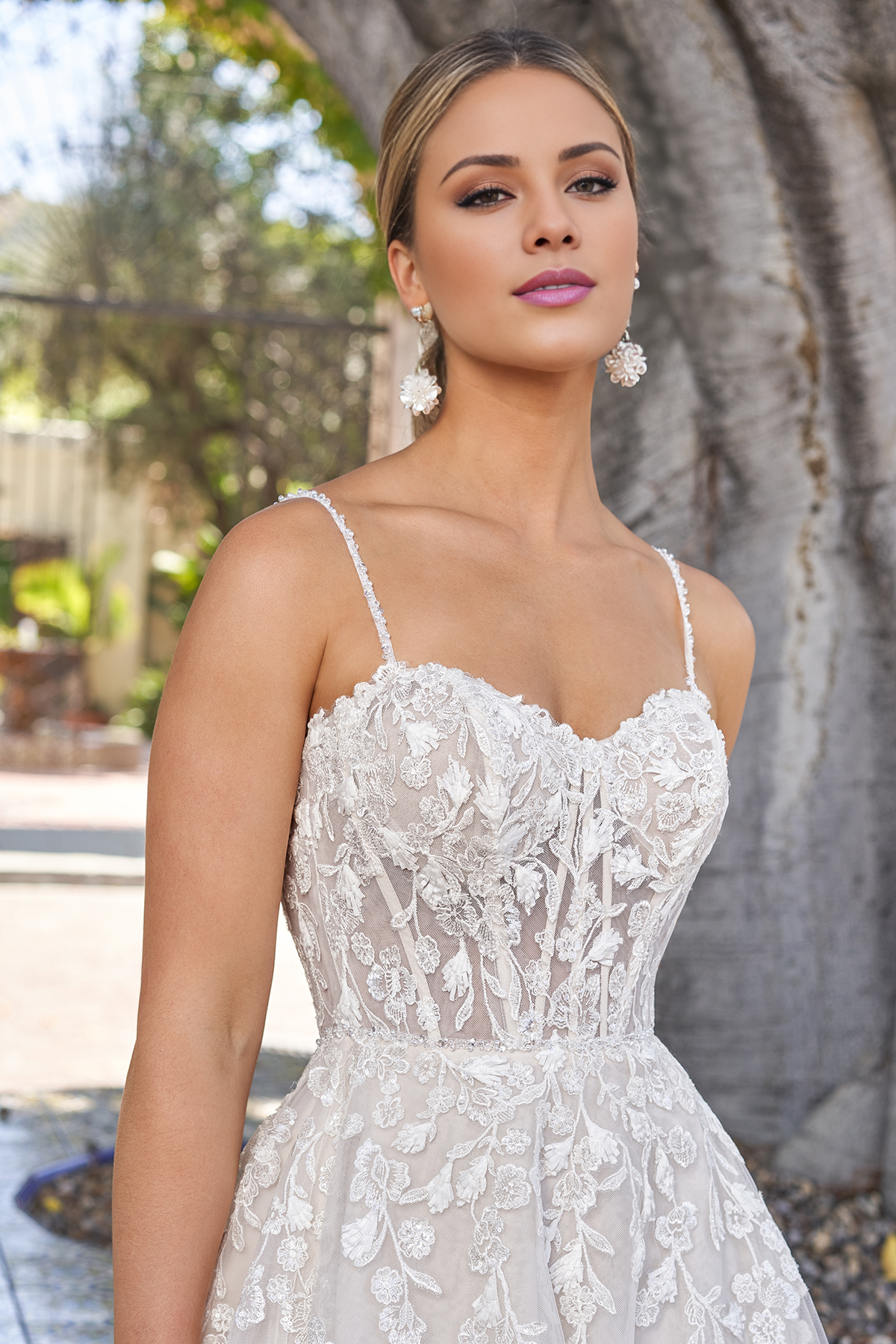 A-line embroidered lace heart-shaped collar handmade beaded thin shoulder strap and floor length wedding dress