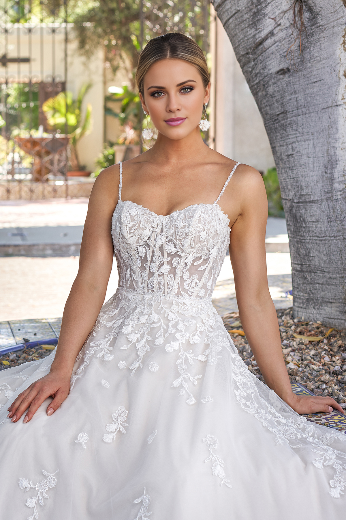 A-line embroidered lace heart-shaped collar handmade beaded thin shoulder strap and floor length wedding dress