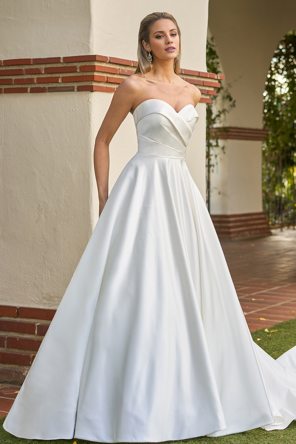 A-line satin strapless collar and floor length wedding dress