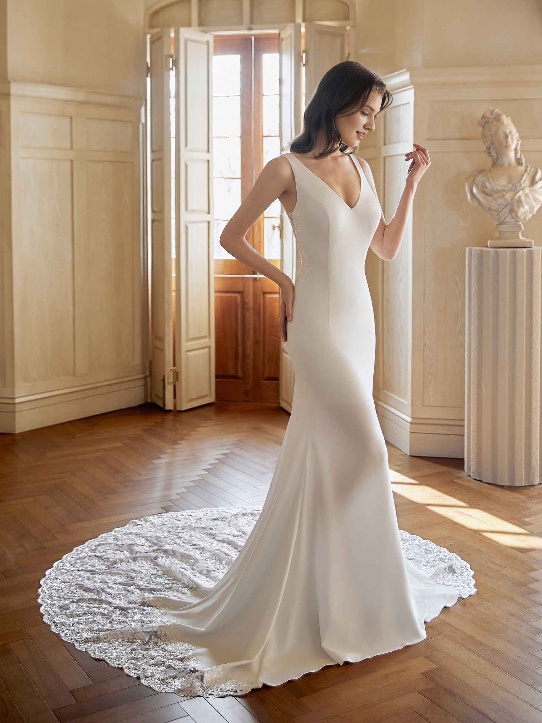 Elegant fish tail V-neck sleeveless ultra long lace wedding dress