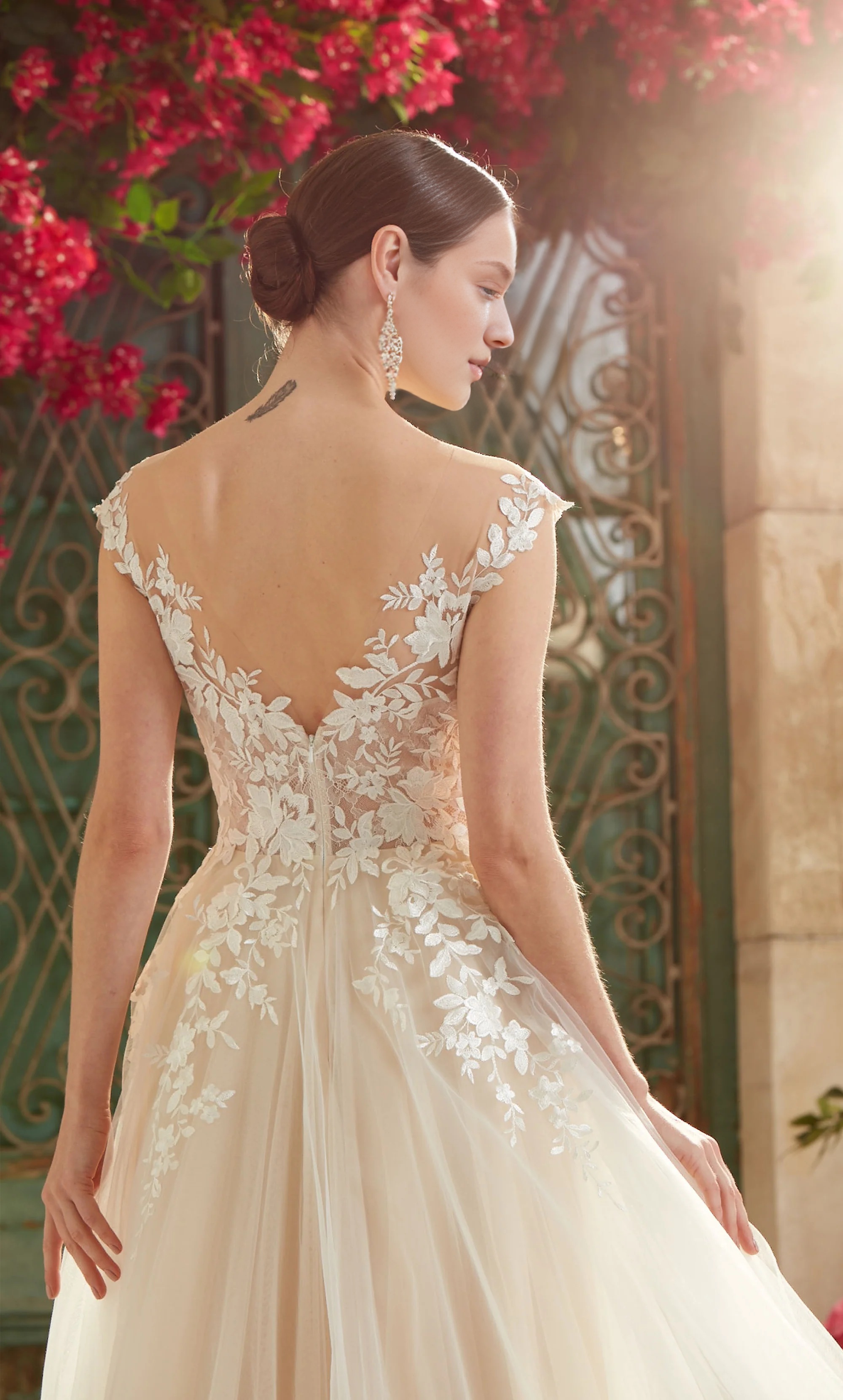 Thin gauze lace deep V-neckline V-shaped illusion tight corset bead decoration wedding dresses