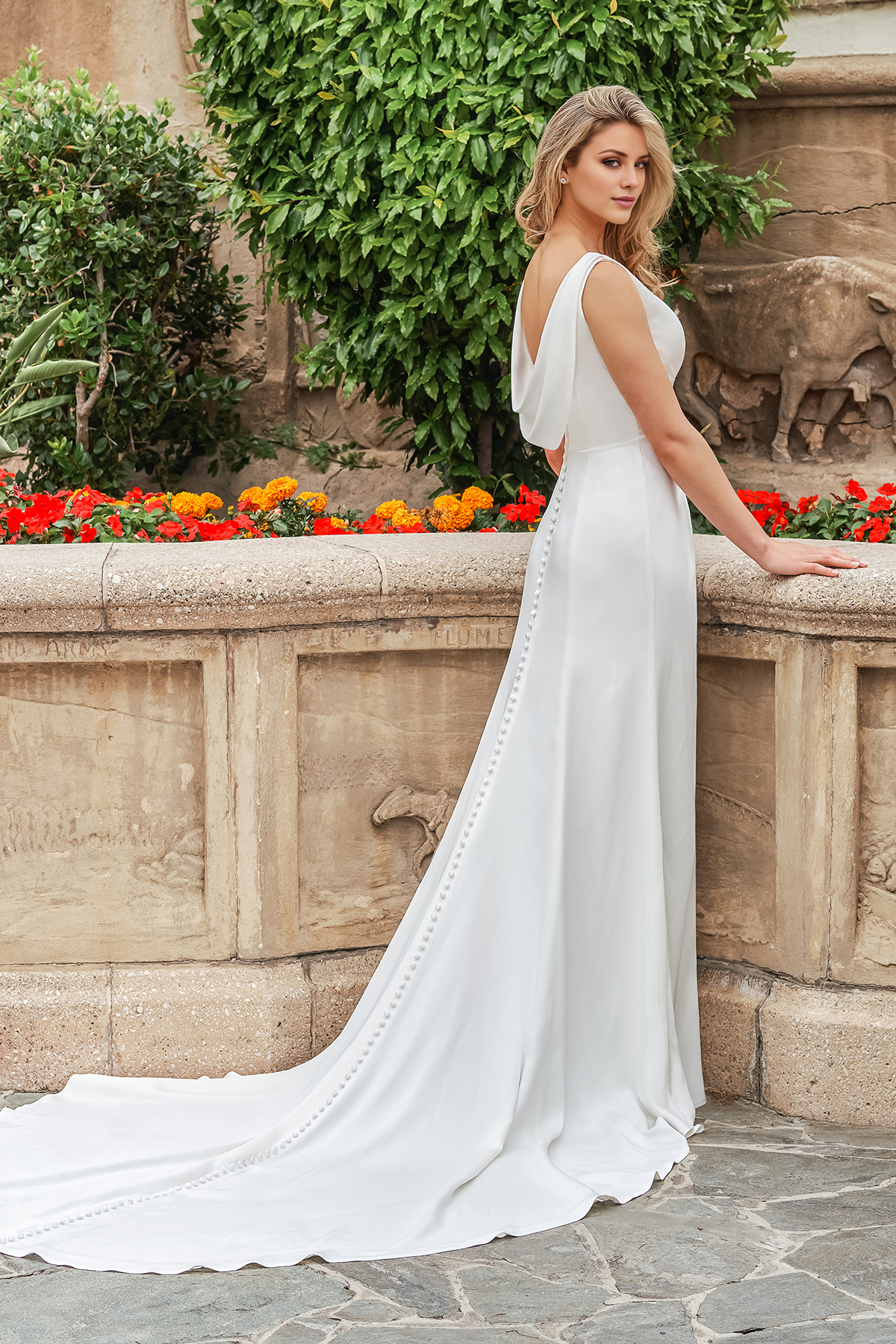 V-neck hood with satin fitting horn and floor length wedding dress