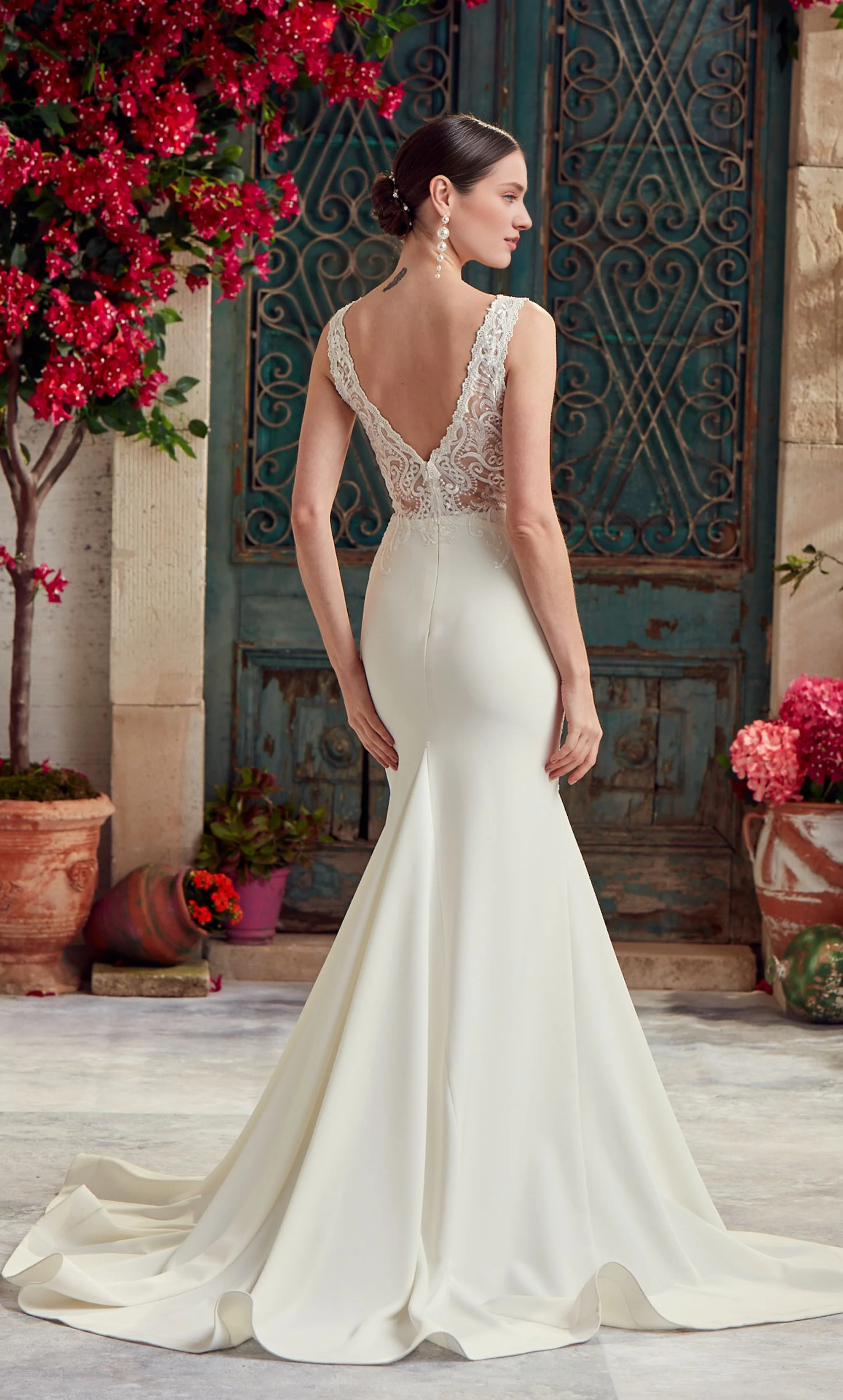Deep V-neck fits snugly horn shaped V-shaped back wedding dresses
