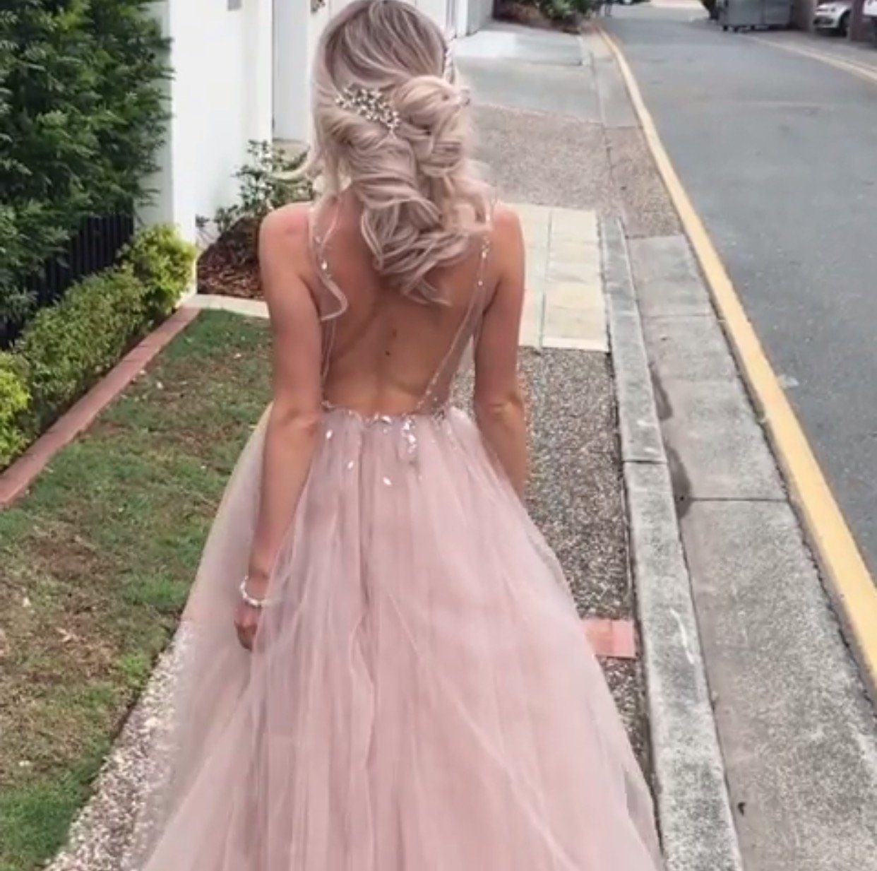 Luxurious Beaded V Neck Tulle Open Back Wedding Dresses For Engagement Party