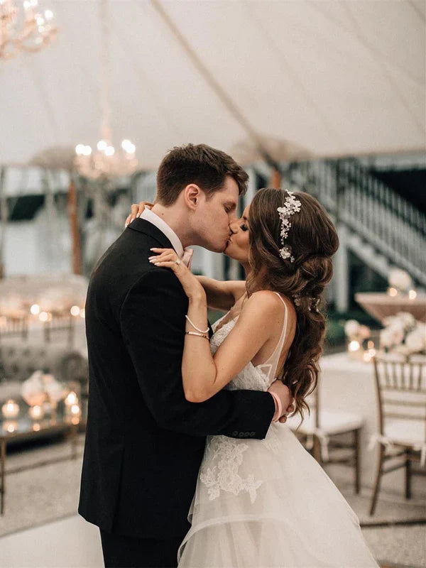 Alluring V-neck A-line Wedding Dresses Appliqued Tulle Bridal Gowns Elegant Wholesale