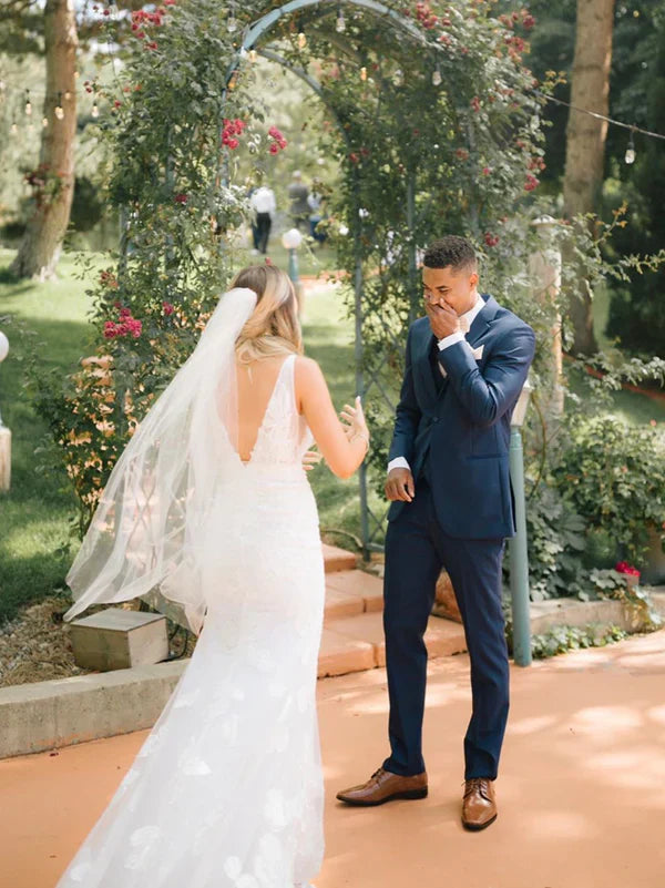 Charming V-Neck Lace Appliuqed Wedding Dresses Backless Bridal Gowns Beautiful