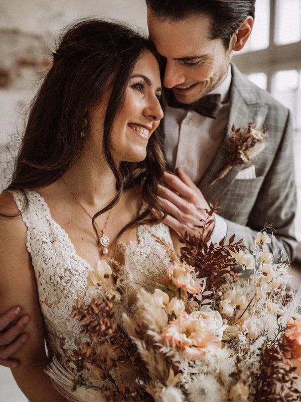 Simple Backless Tulle Wedding Dresses A-line Appliqued Bridal Gowns Charming