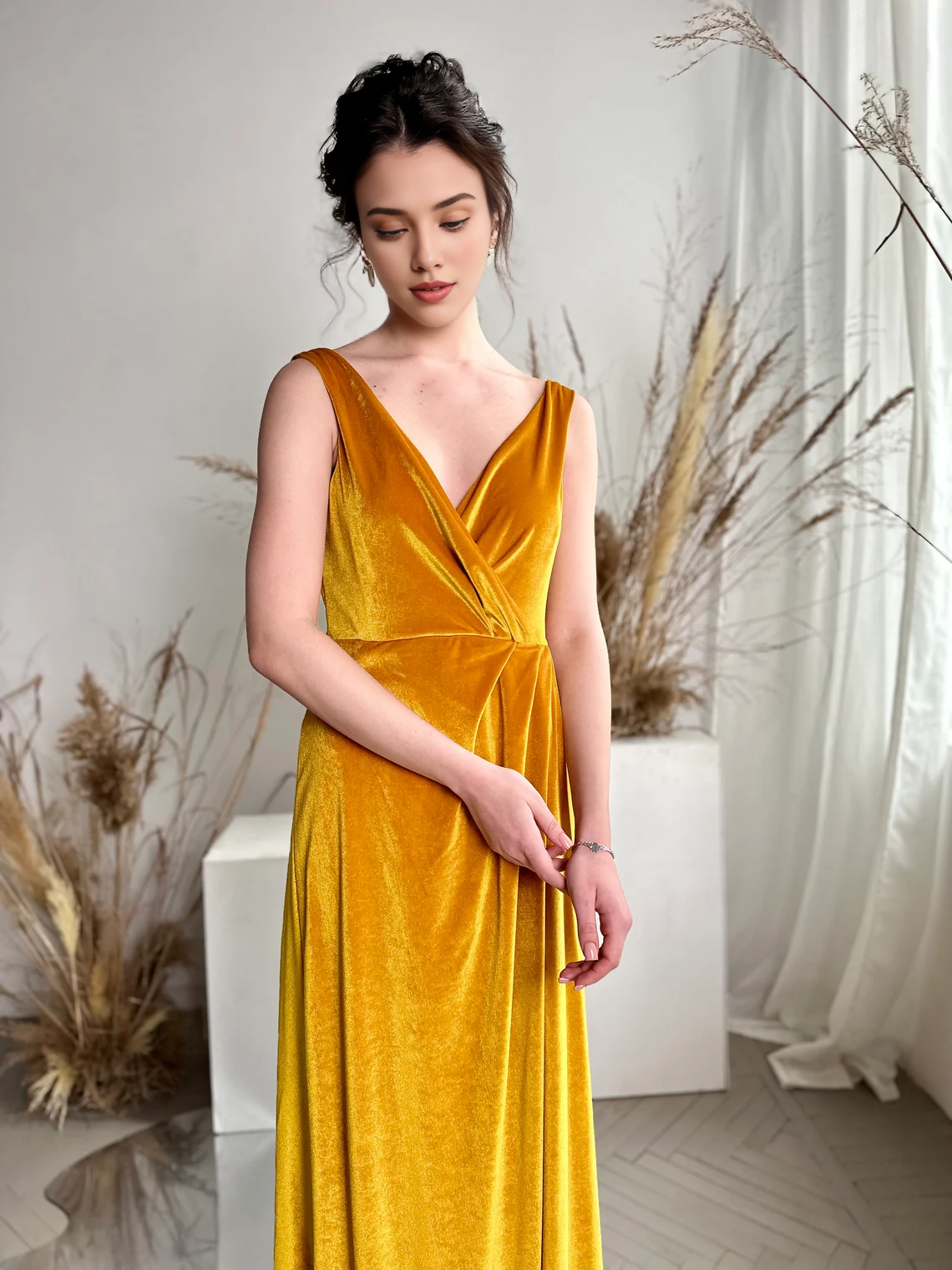 Mustard Yellow Velvet Bridesmaid Sleeveless Open Back Dress V-neck Maxi Dress Bridesmaid Prom Gown Floor Length Wedding Dress Plus Size