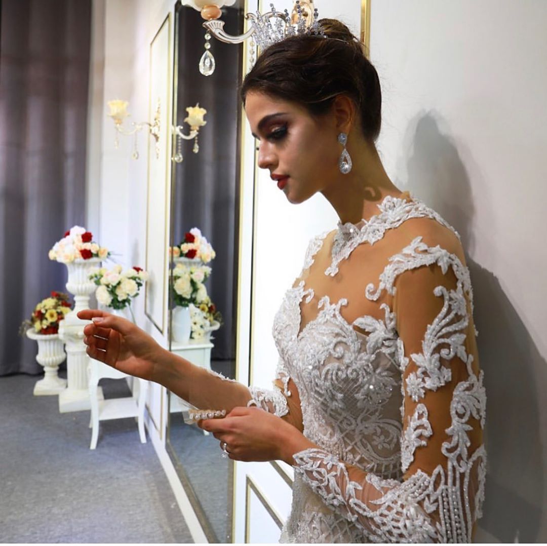 Amazing Sweetheart Long Sleeved Wedding Dress with Lace Appliques