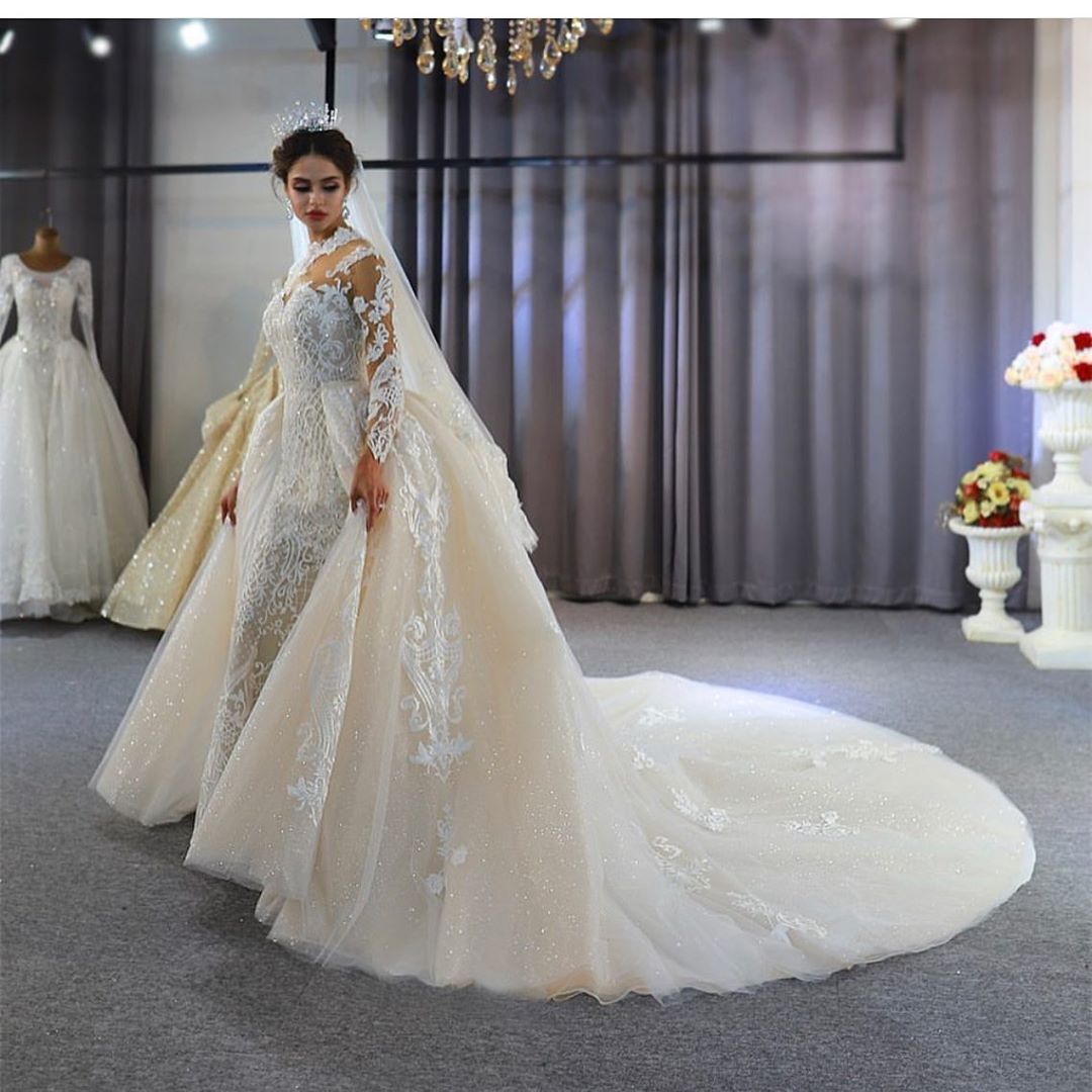 Amazing Sweetheart Long Sleeved Wedding Dress with Lace Appliques