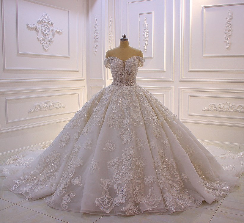 Amazing Sweetheart Off-the-Shoulder Backless Wedding Dress With Lace Appliques Ruffles