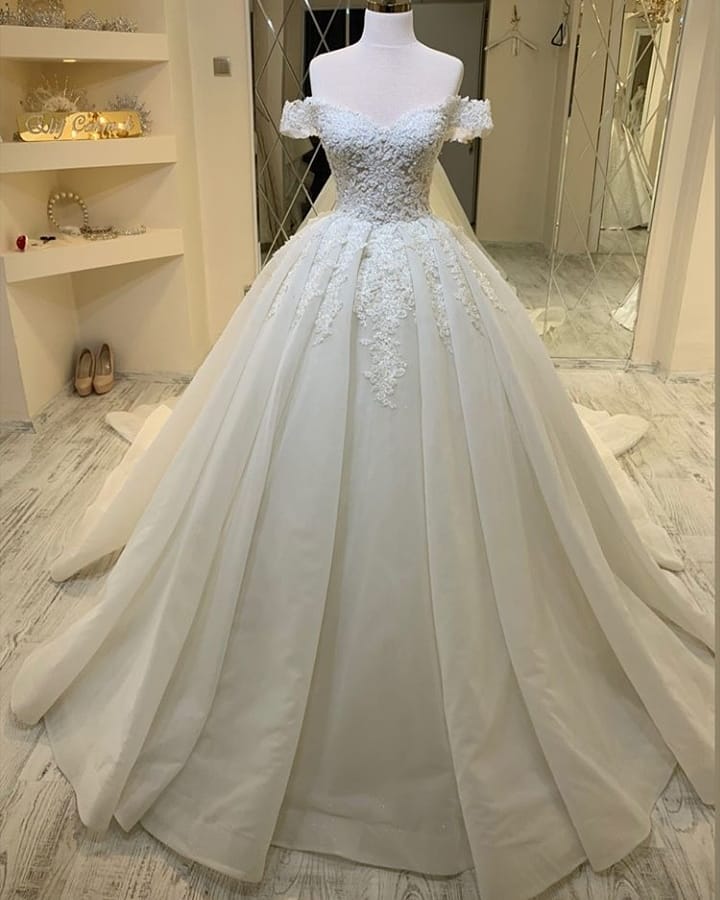 Chic Sweetheart Off-the-Shoulder Ruffles Wedding Dress With Lace Appliques