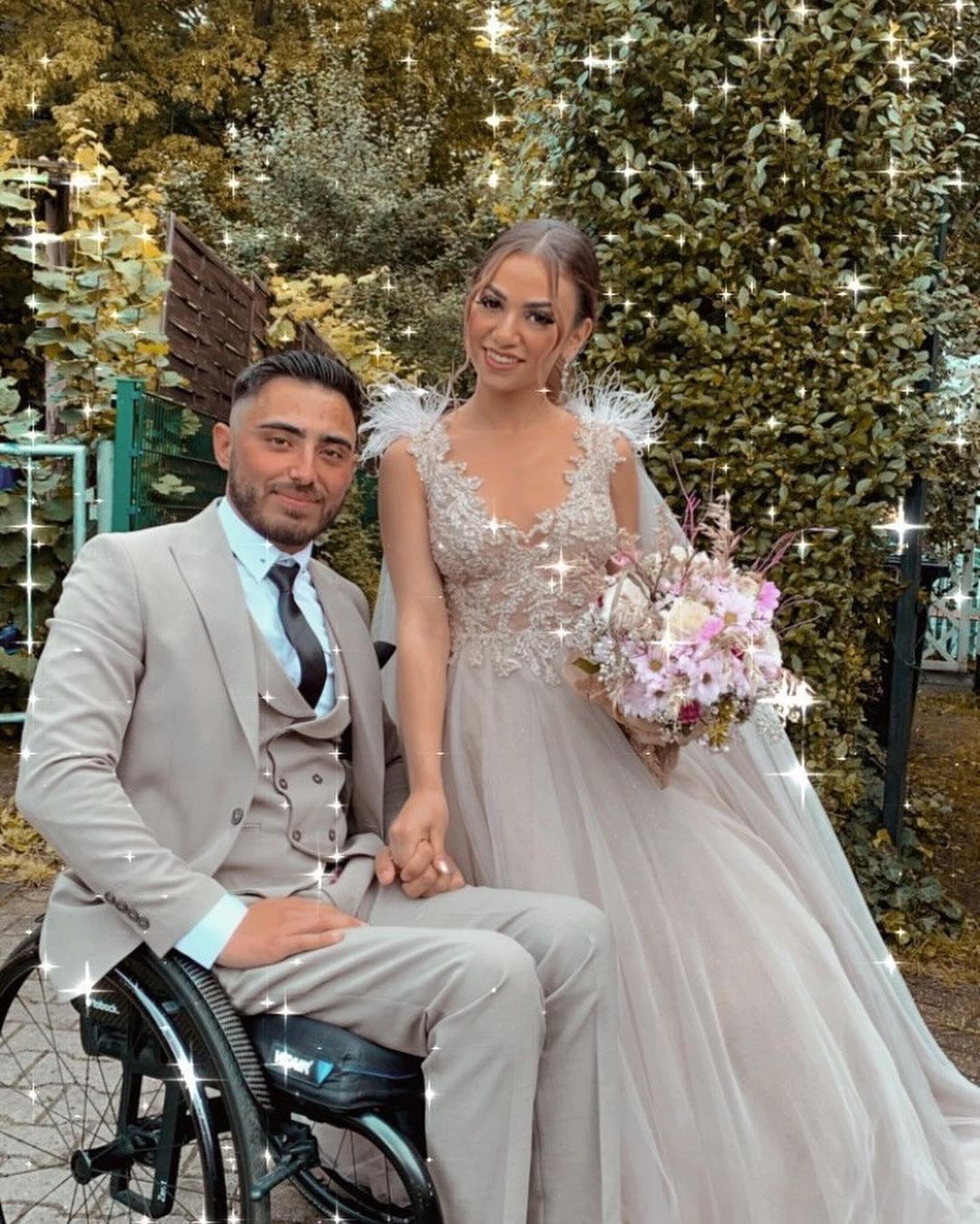 Elegant A-line V-neck Sleeveless Tulle Lace Wedding Dress with Feathers