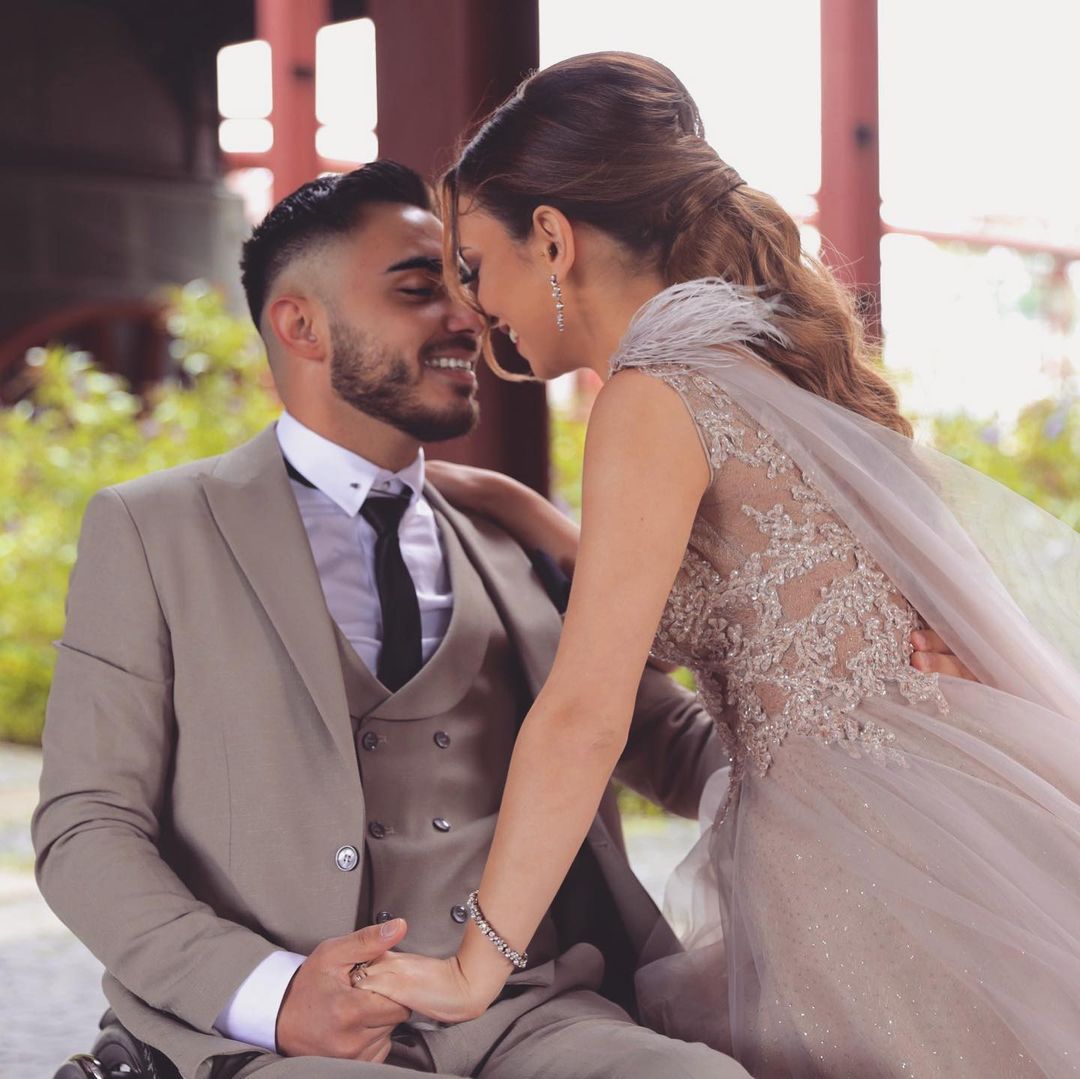 Elegant A-line V-neck Sleeveless Tulle Lace Wedding Dress with Feathers