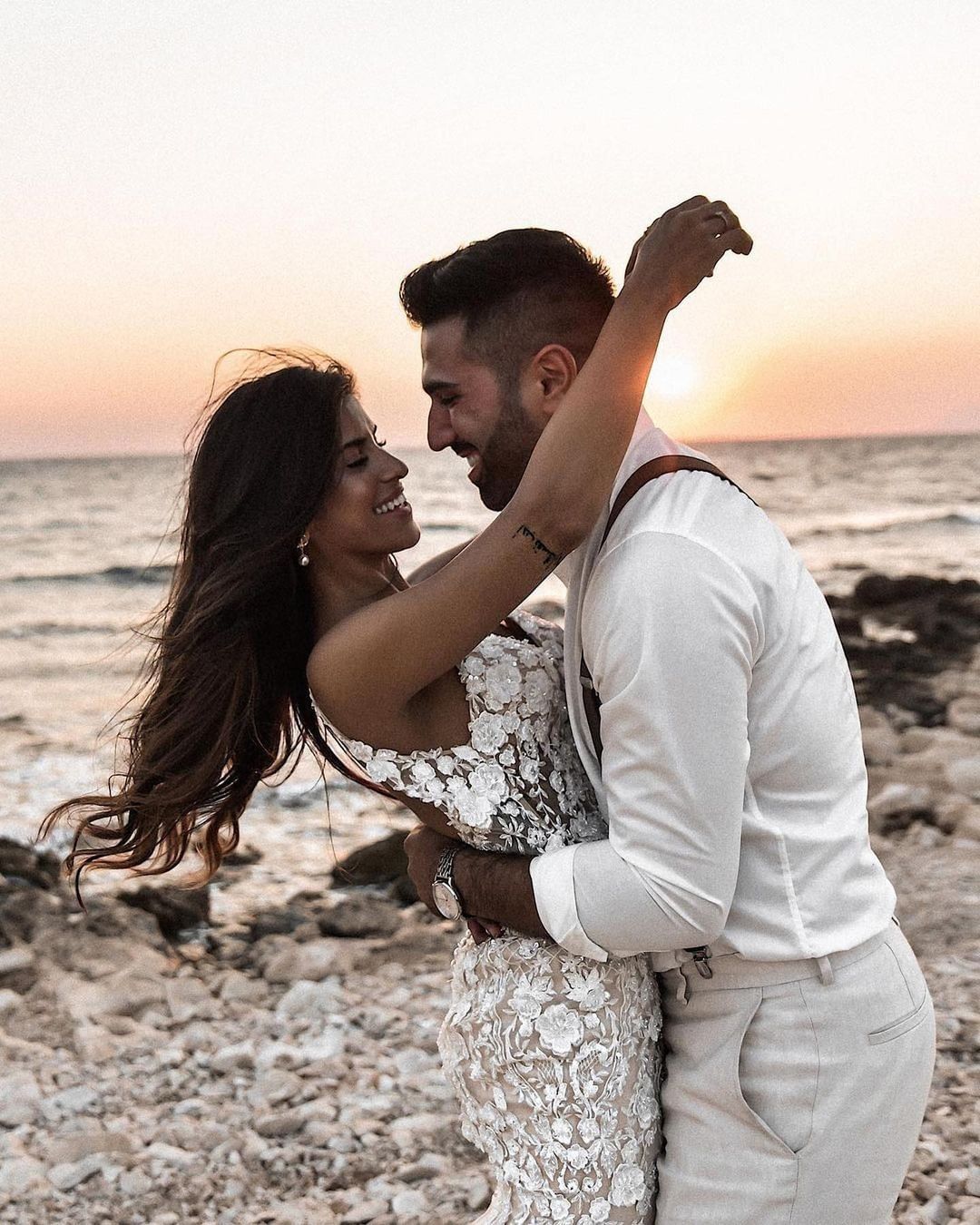 Elegant Long Mermaid V-neck Floral Wedding Dress With Lace Backless