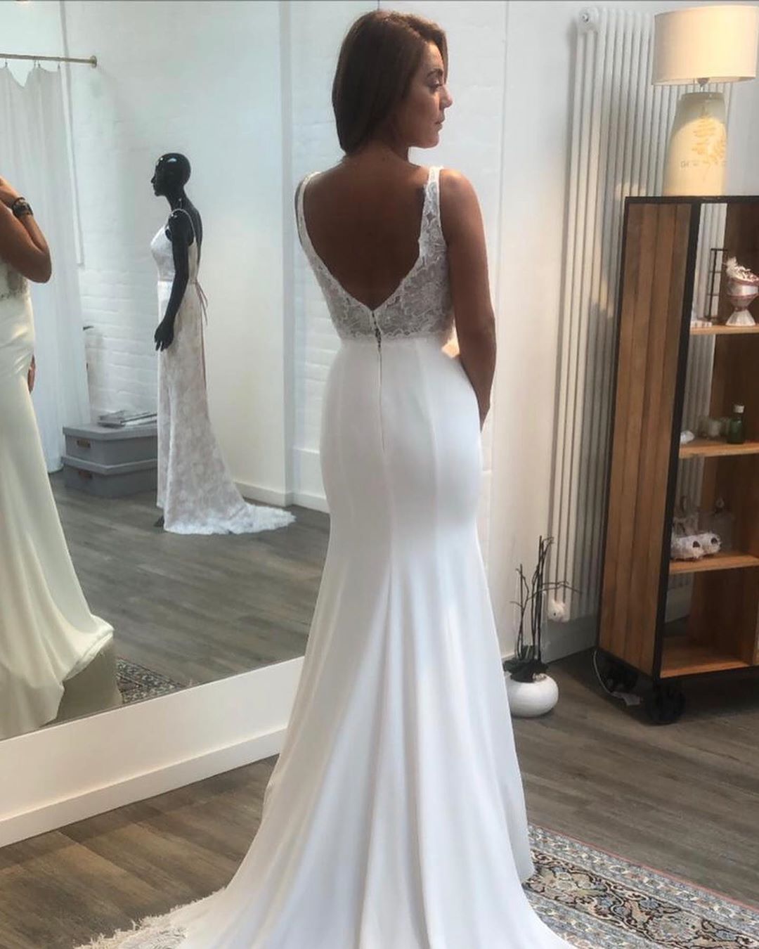Elegant V-neck Open Back Mermaid Wedding Dress With Appliques Lace
