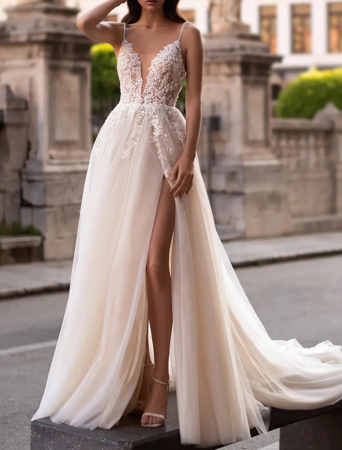 Wholesale Beach Boho Wedding Dresses A-Line Camisole V Neck Sleeveless Court Train Tulle Bridal Gowns With Embroidery Appliques