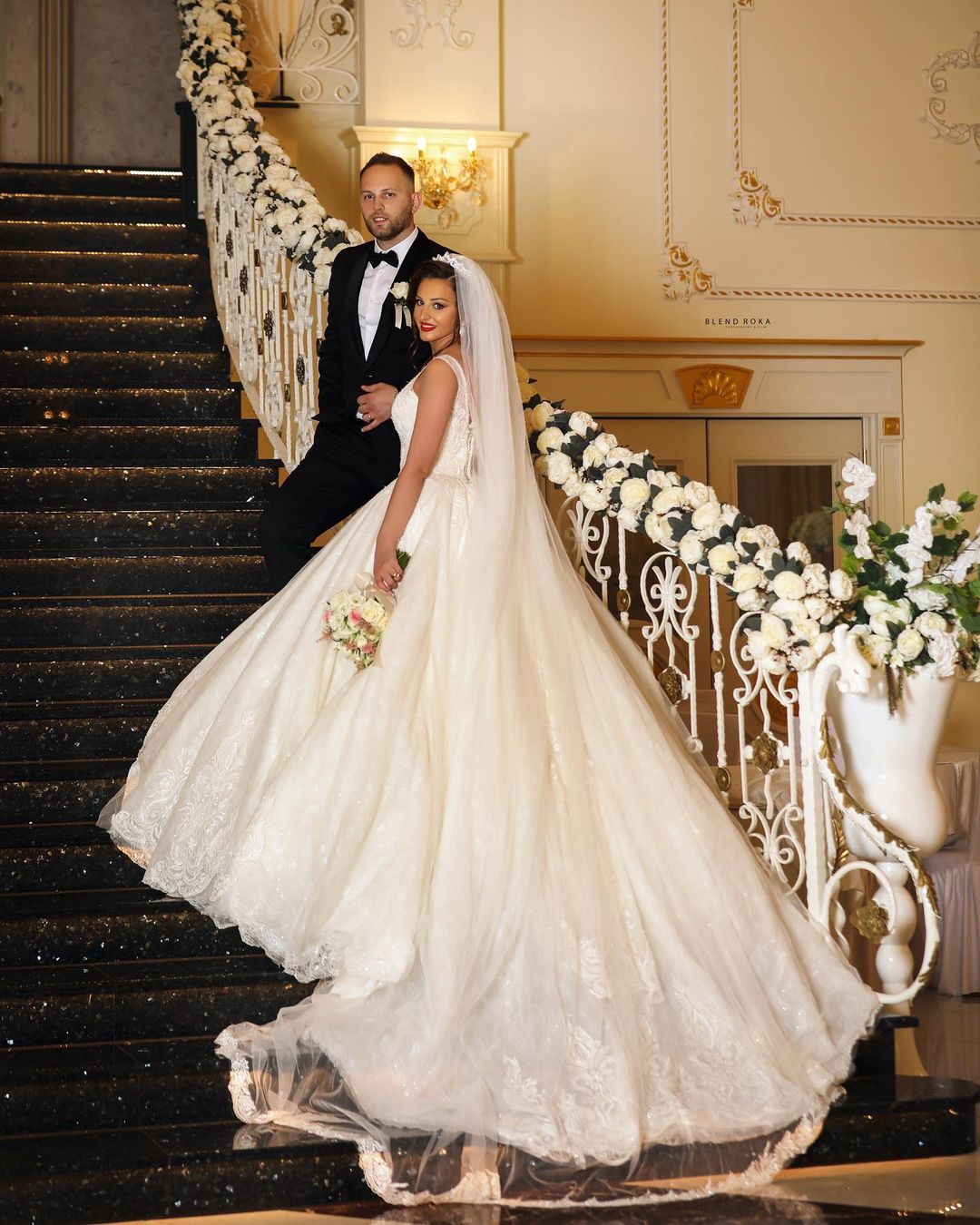 Glamorous V-neck Tulle Wedding Dress with Lace Appliques