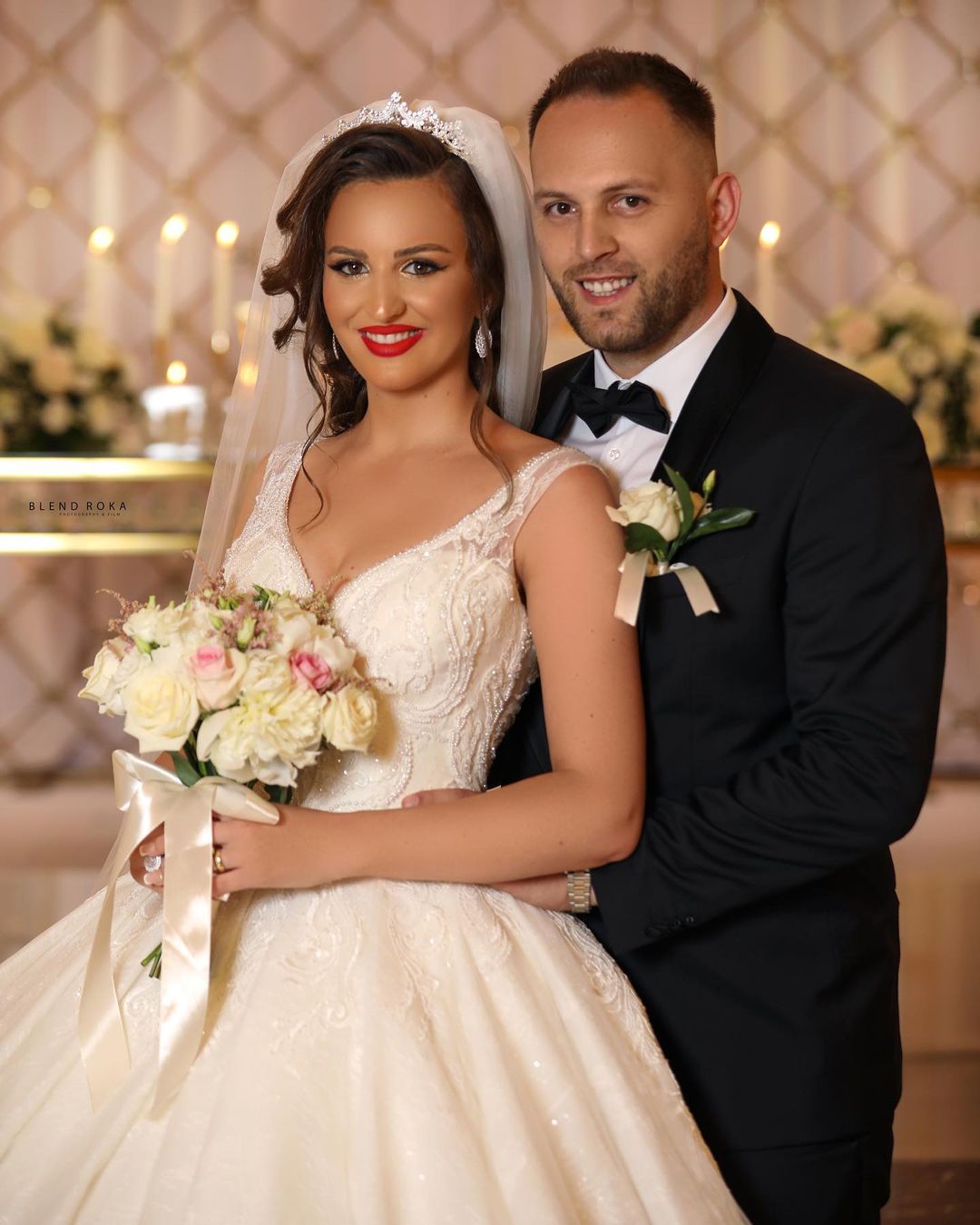 Glamorous V-neck Tulle Wedding Dress with Lace Appliques