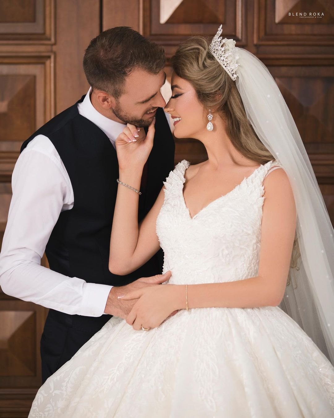 Gorgeous Long V-neck Princess Wedding Dress with Tulle Lace