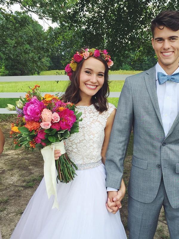 Graceful Tulle Bateau Neckline Cap Sleeves A-line Wedding Dresses With Beadings Elegant