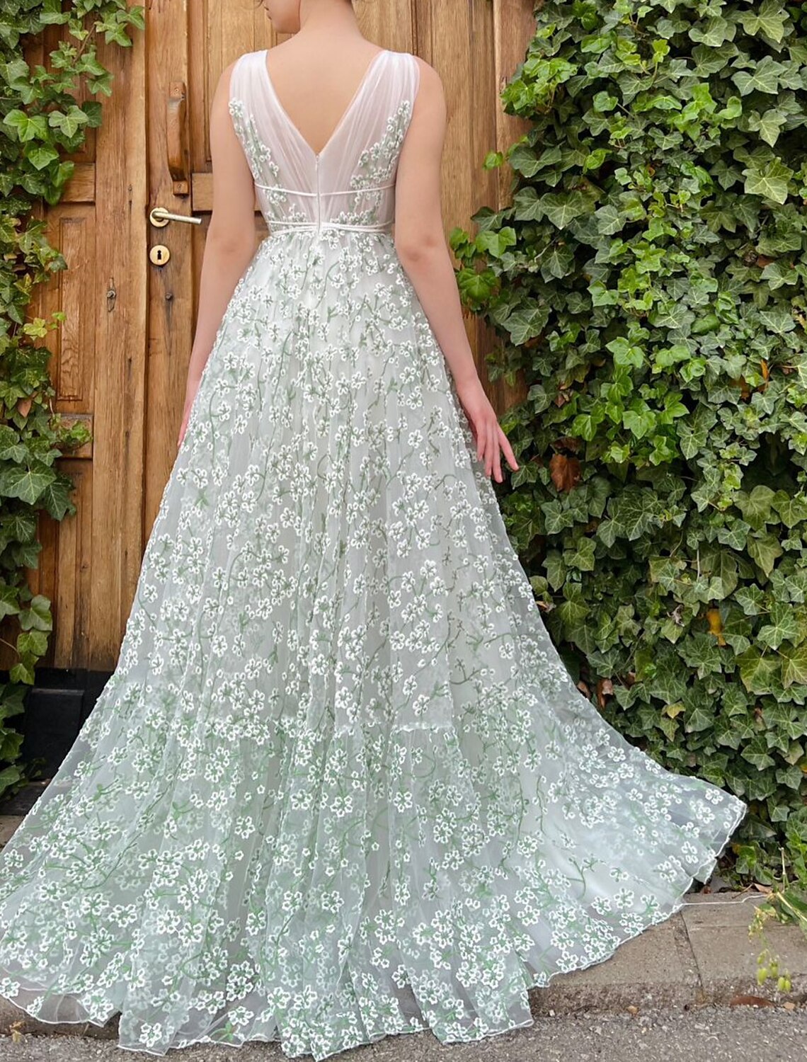 A-Line Evening Gown Floral Dress Wedding Sweep / Brush Train Sleeveless V Neck Tulle with Strappy