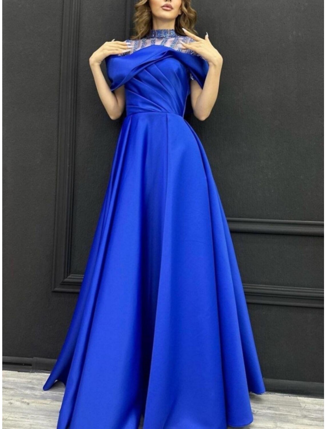 A-Line Evening Gown Elegant Dress Formal Sweep / Brush Train Short Sleeve High Neck Satin with Pleats Crystals