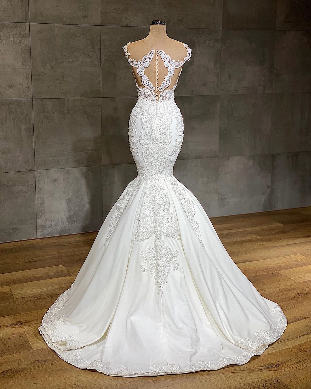 Modern Lace V-Neck Sleeveless Mermaid Wedding Dress With Appliques